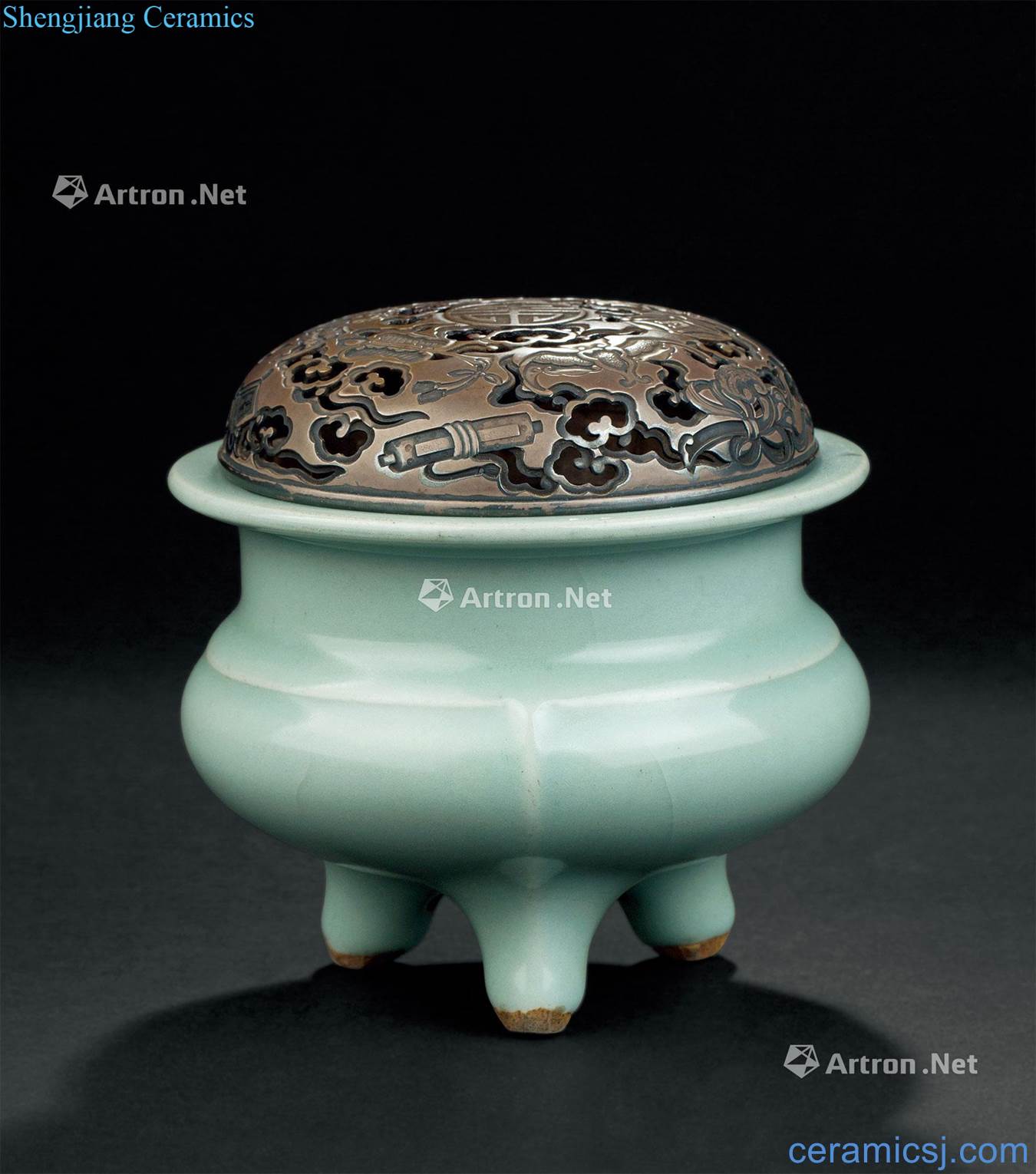 The song dynasty (960 ~ 1279) longquan celadon by incense burner