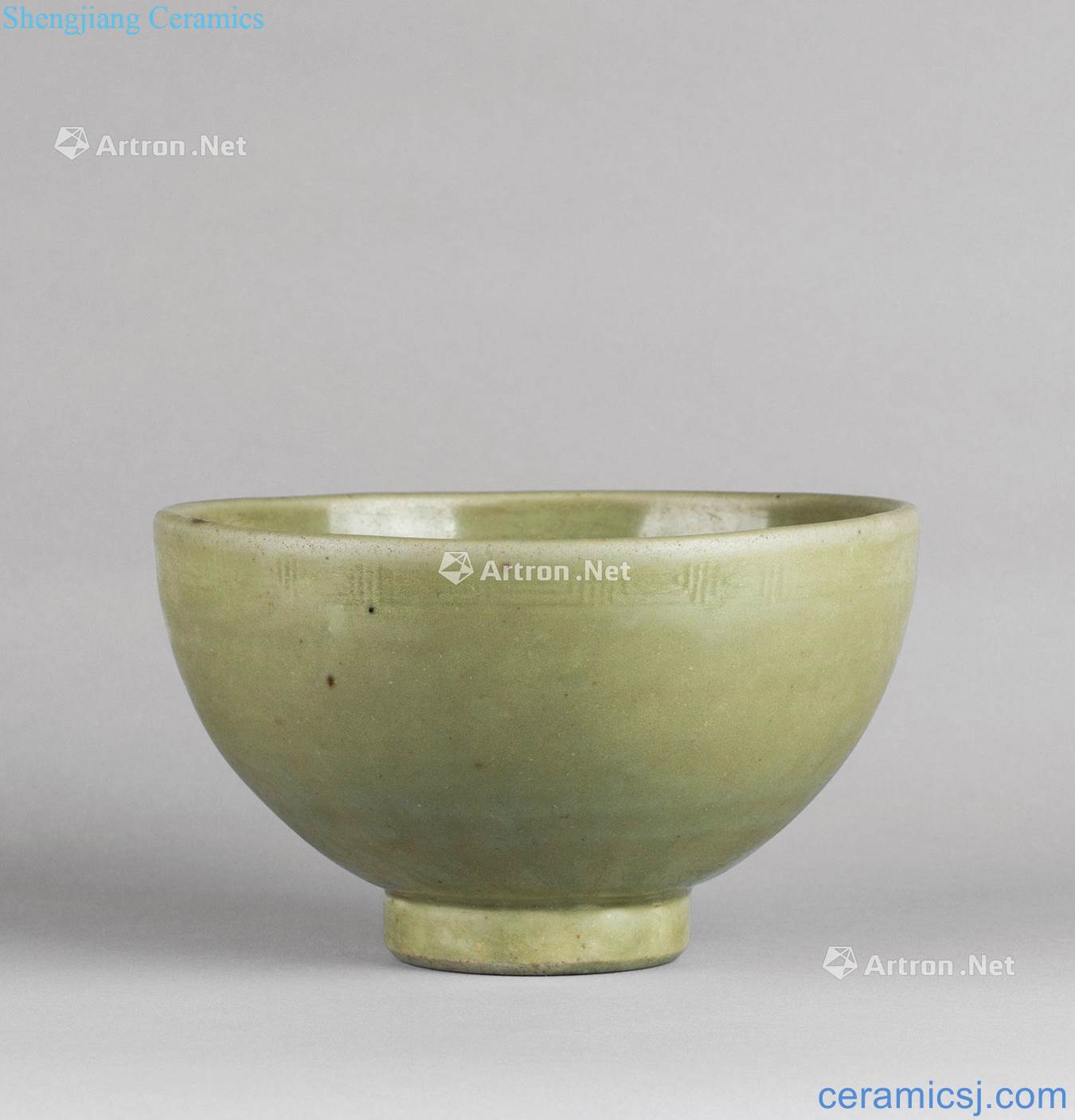 In the Ming dynasty (1368 ~ 1644) longquan celadon carved flowers green-splashed bowls