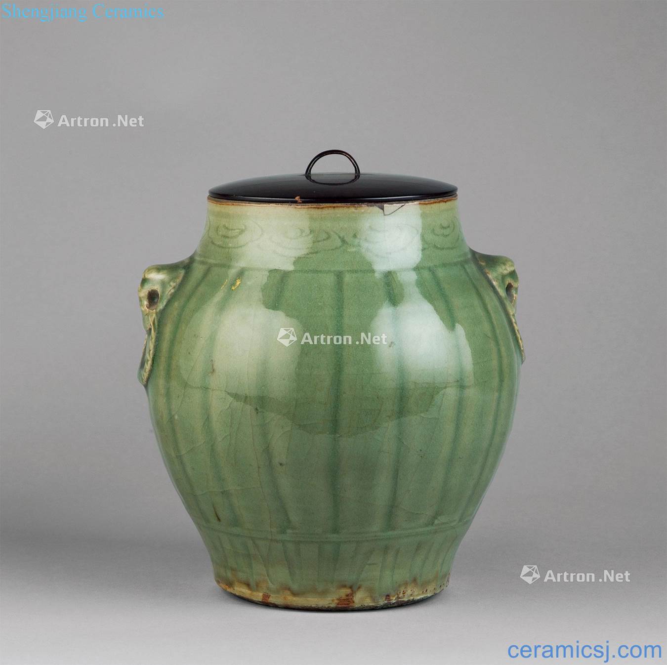 In the Ming dynasty (1368 ~ 1644) longquan celadon double beast ear melon leng cans