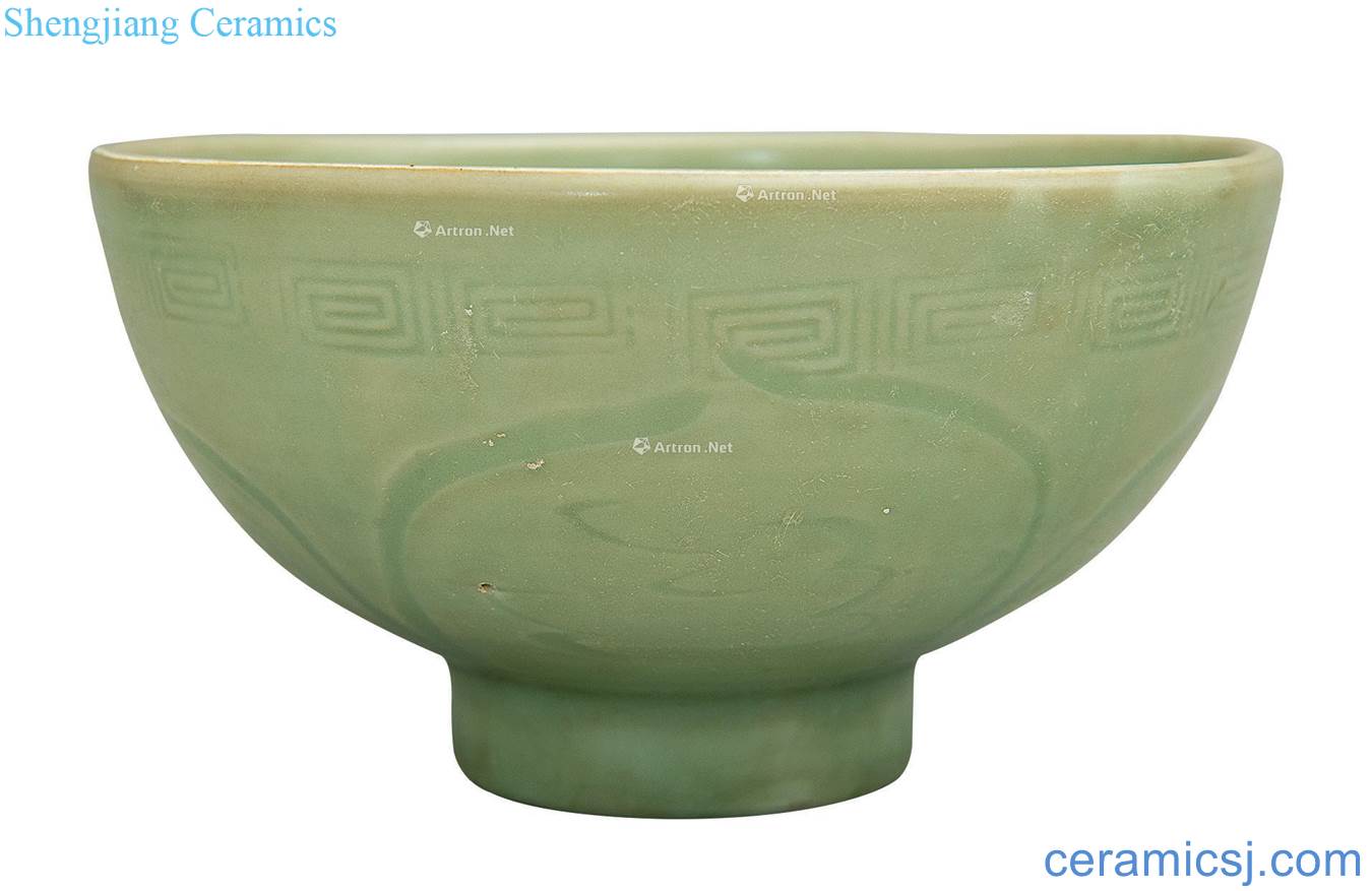 Ming blank period Longquan celadon lotus-shaped hand-cut figures within the lines outside the bowl