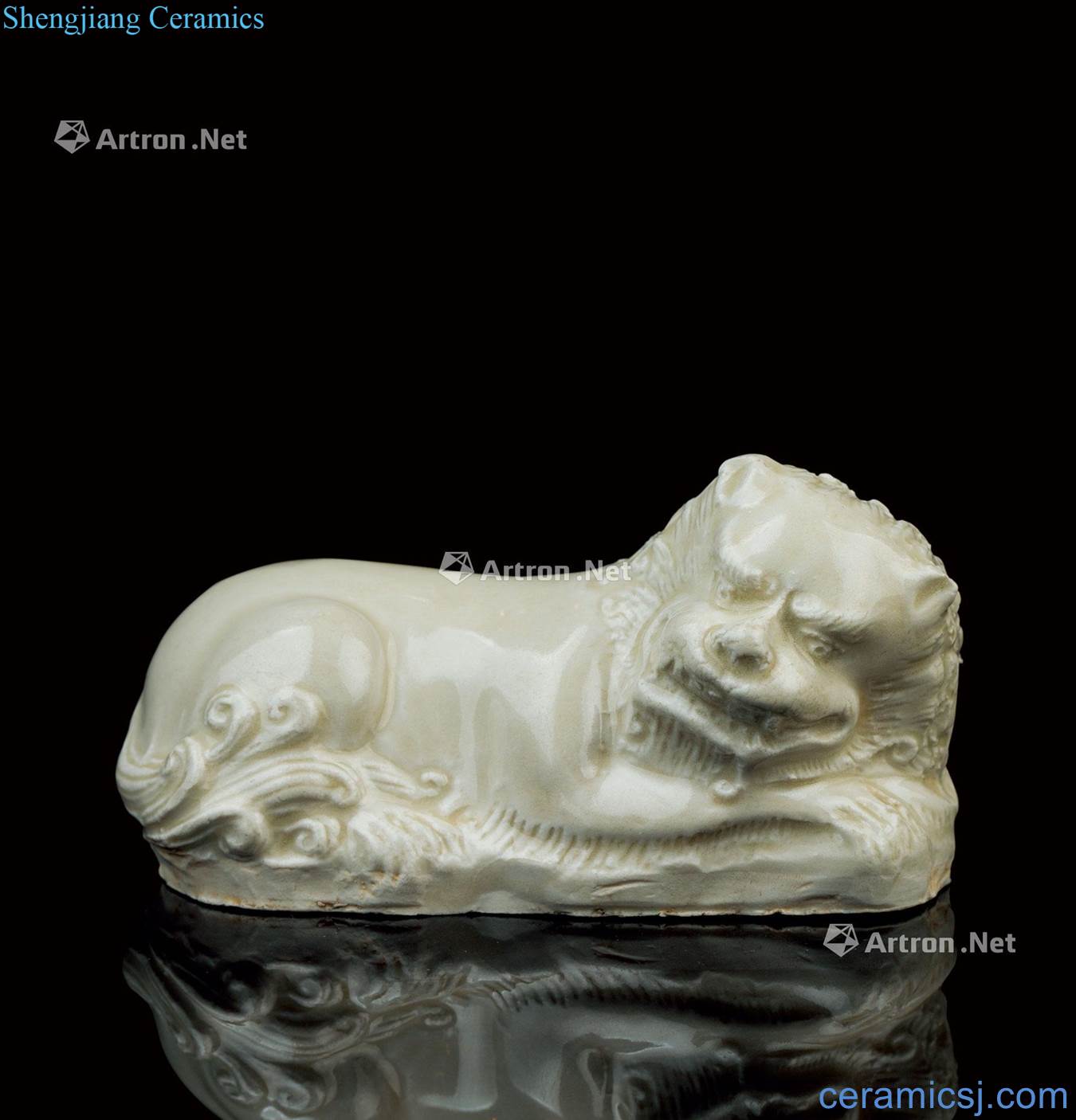 The song dynasty (960 ~ 1279) white porcelain lying lion furnishing articles