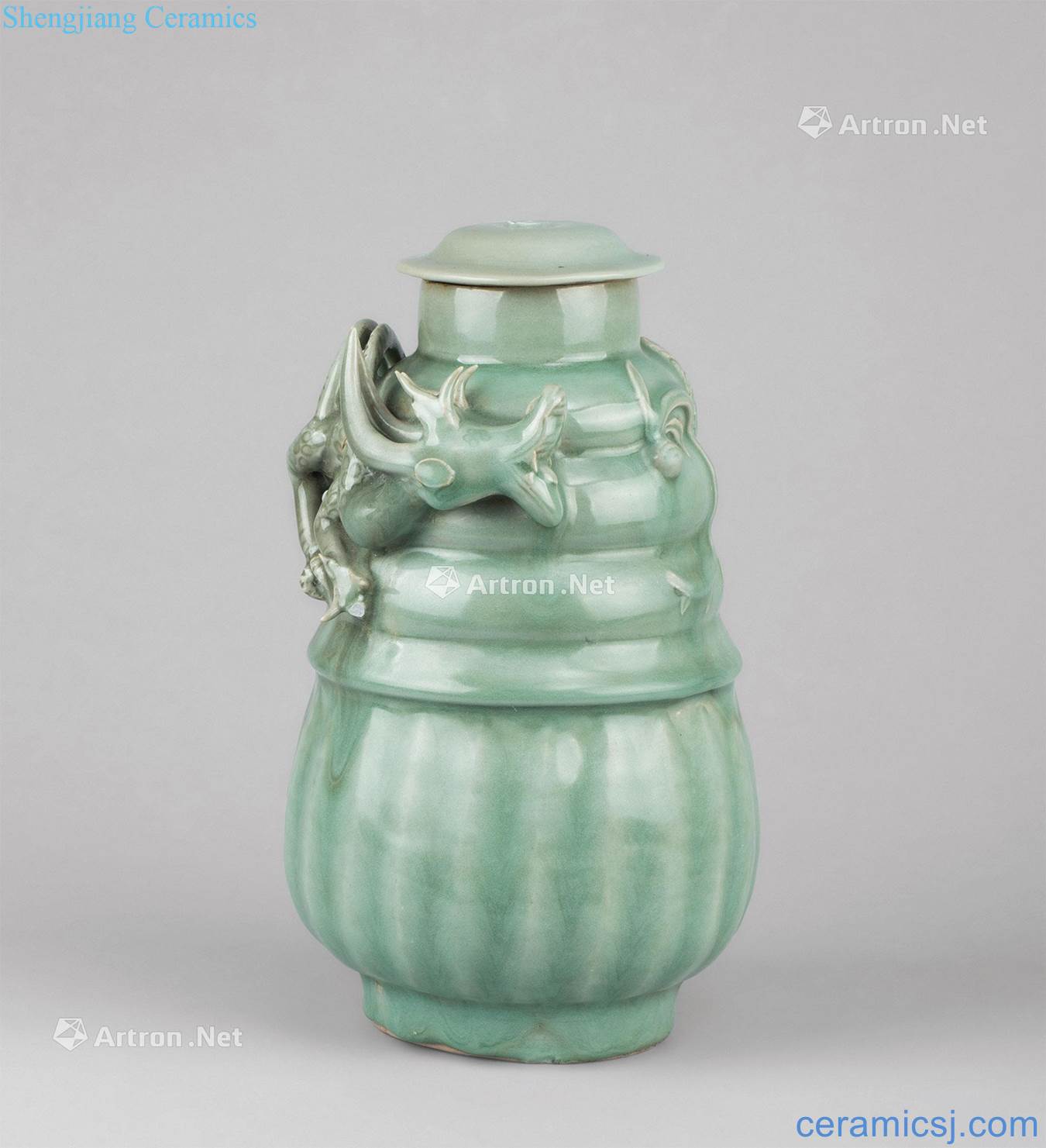 The song dynasty (960 ~ 1279) longquan celadon therefore dragon bottle