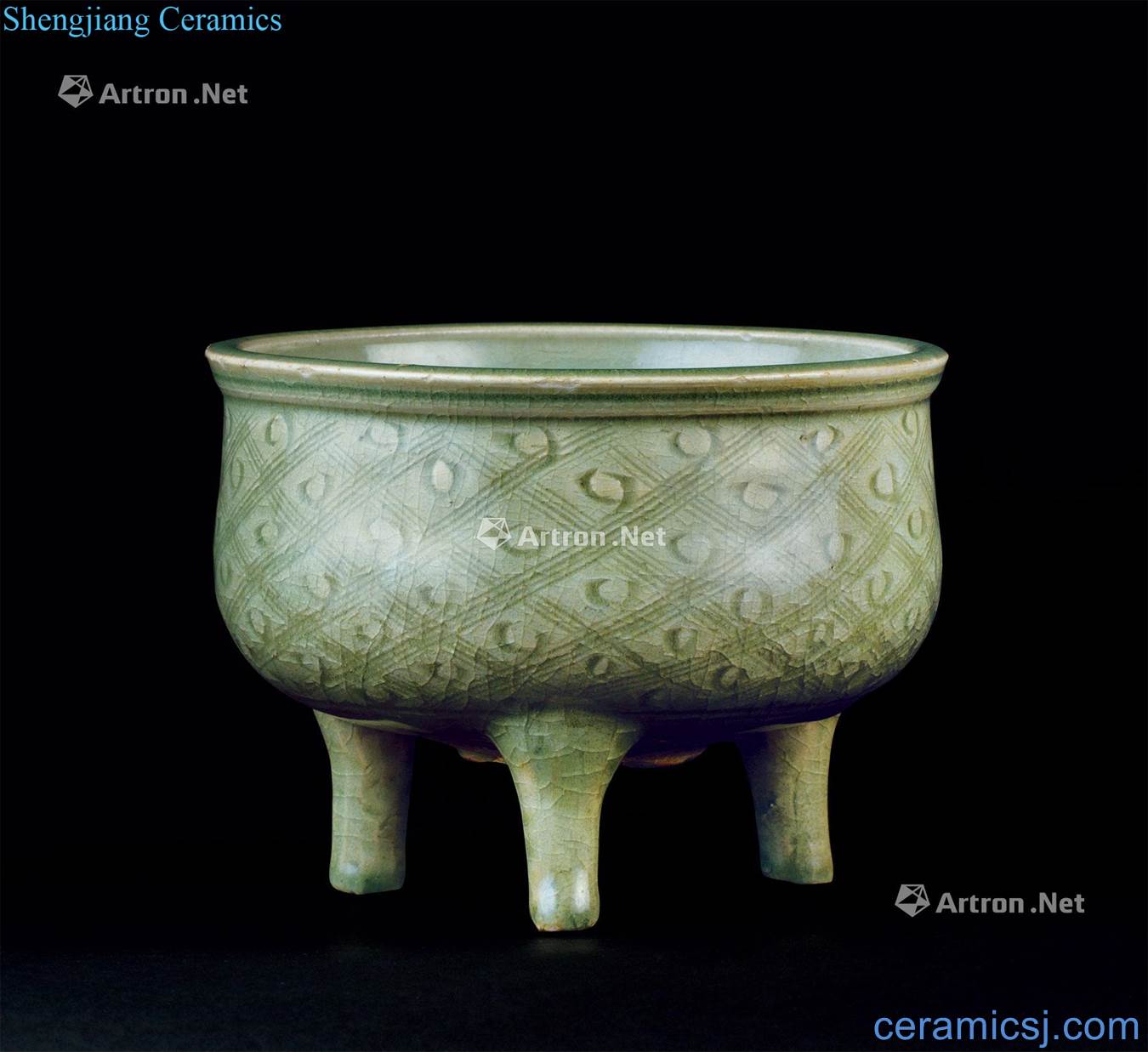In the Ming dynasty (1368 ~ 1644) longquan celadon three-legged incense burner