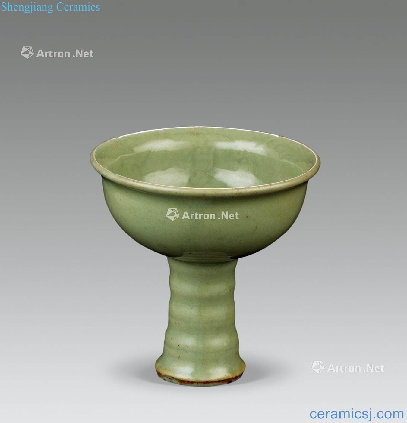 In the Ming dynasty (1368 ~ 1644) longquan celadon flower grain cup at once