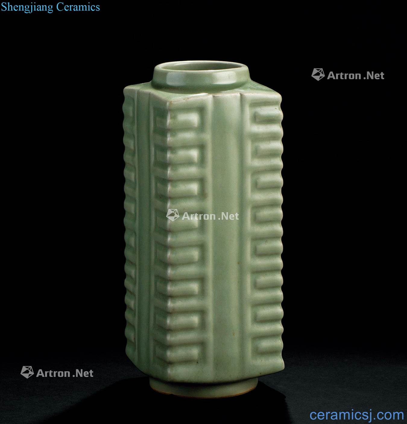 In the Ming dynasty (1368 ~ 1644) celadon cong type bottle