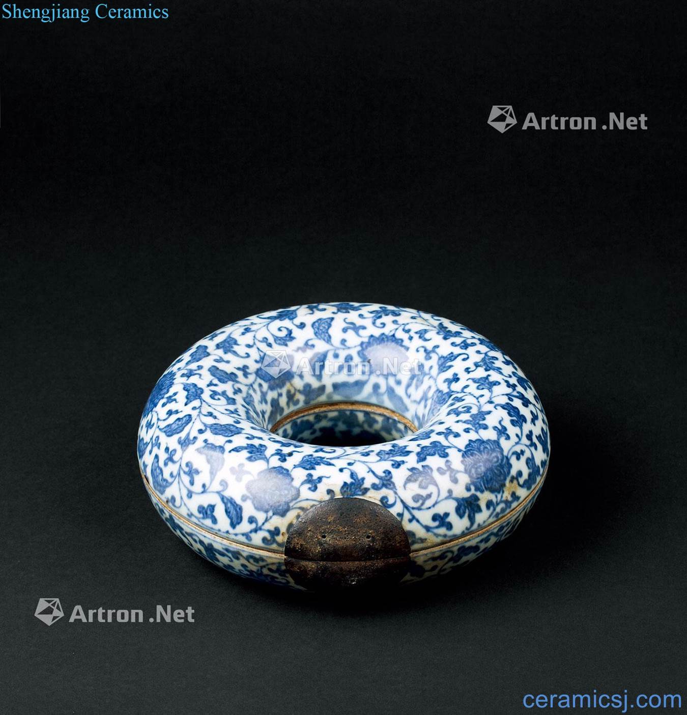In the qing dynasty (1644 ~ 1911) blue and white lotus flower grain court beads box