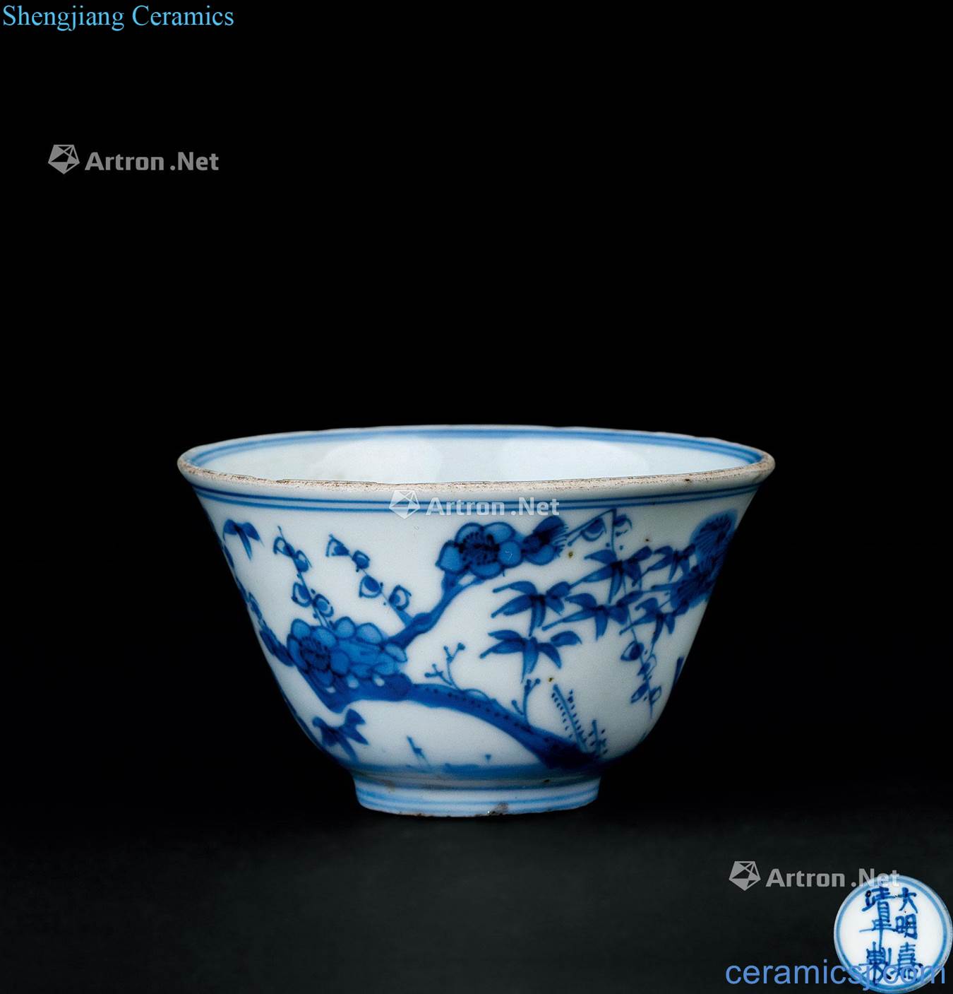 In the Ming dynasty (1368 ~ 1644) poetic lines cup at the age of blue and white