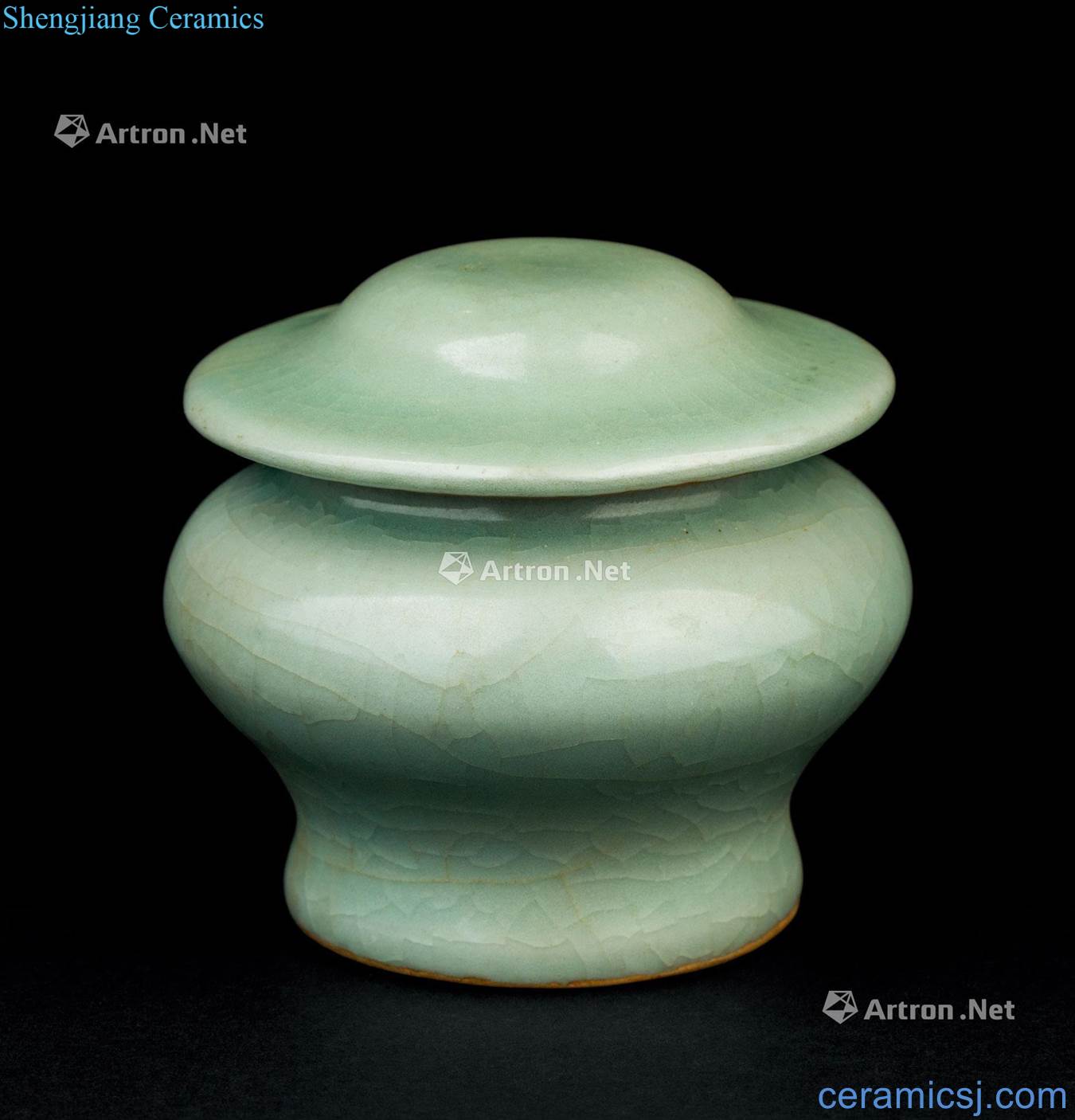 The southern song dynasty (1127 ~ 1279) longquan celadon pot