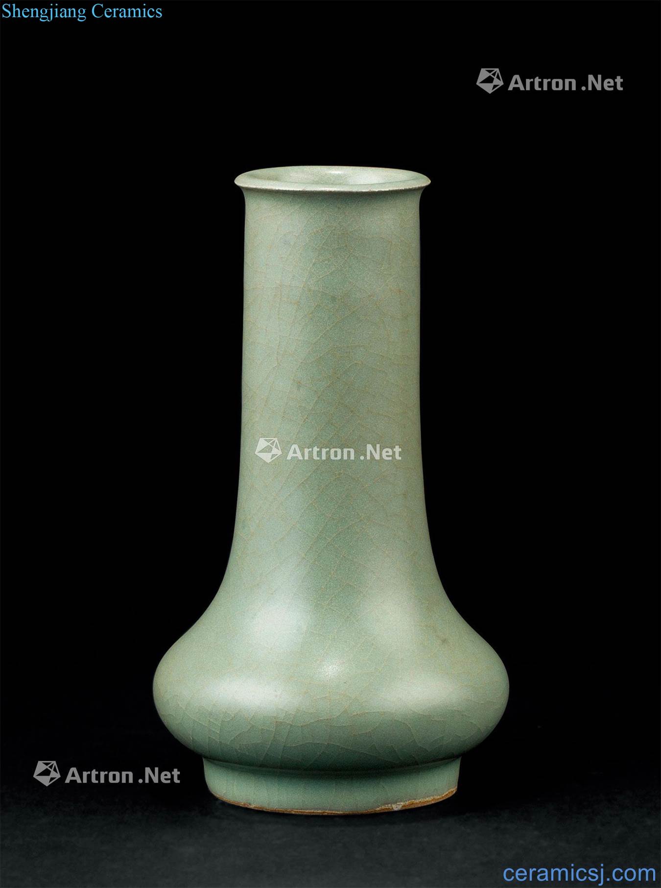 In the Ming dynasty (1368 ~ 1644) longquan celadon flask