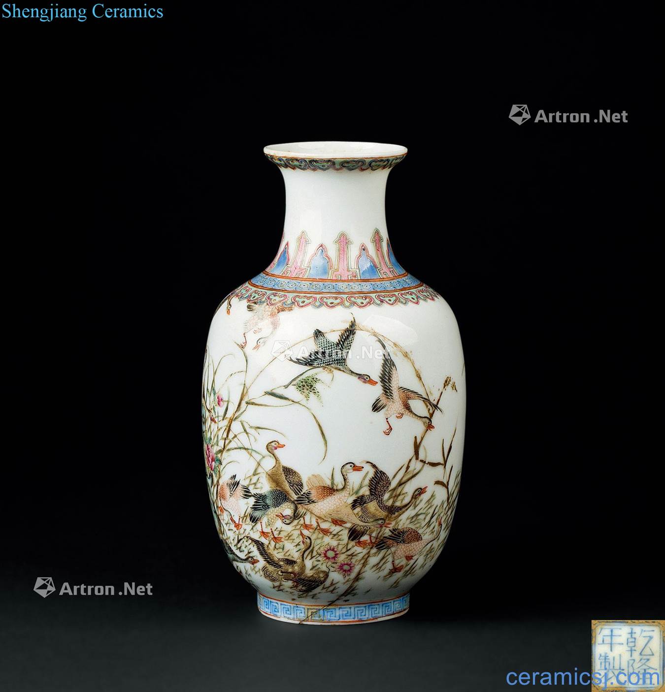 In the qing dynasty (1644 ~ 1911) pastel LuYanWen bottle