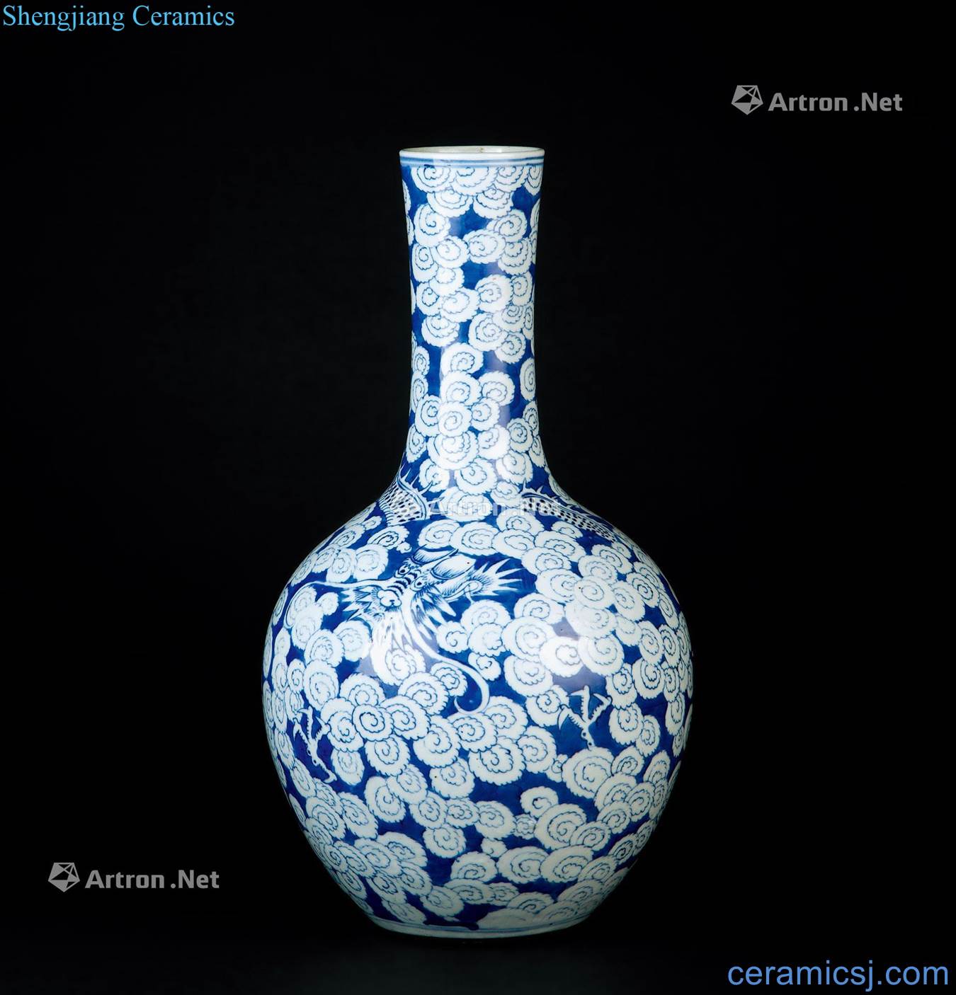 In the qing dynasty (1644 ~ 1911) blue and white YunLongWen tree