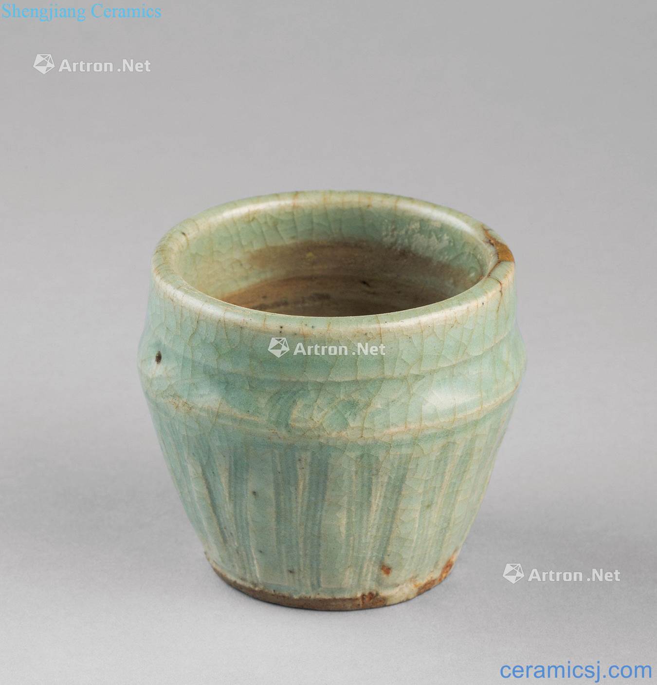 In the Ming dynasty (1368 ~ 1644) longquan celadon pot