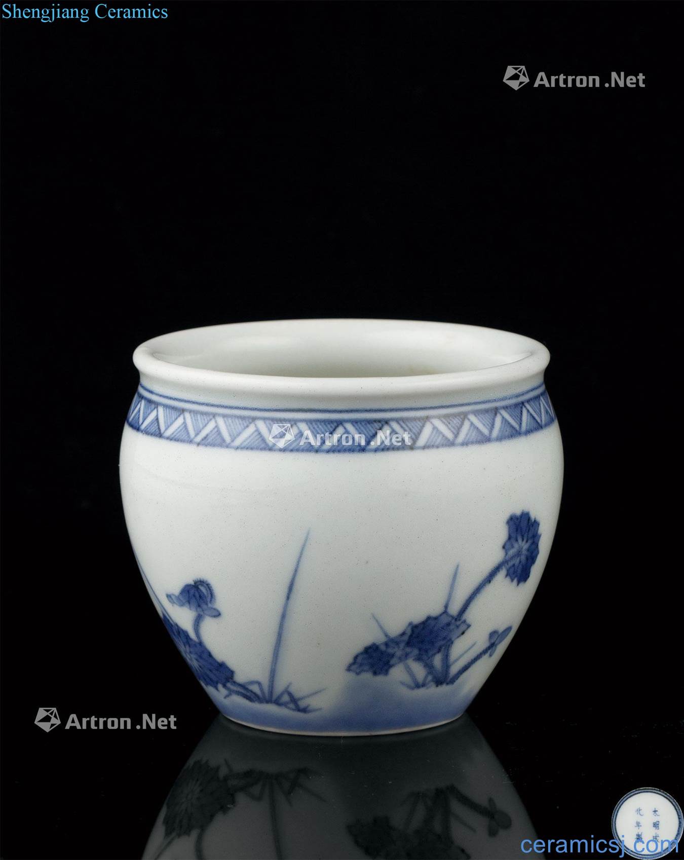 In the Ming dynasty (1368 ~ 1644) blue and white lotus pattern small cylinder