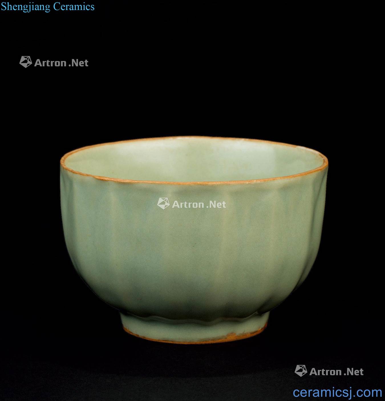 The song dynasty (960 ~ 1279) celadon lotus-shaped bowl lines