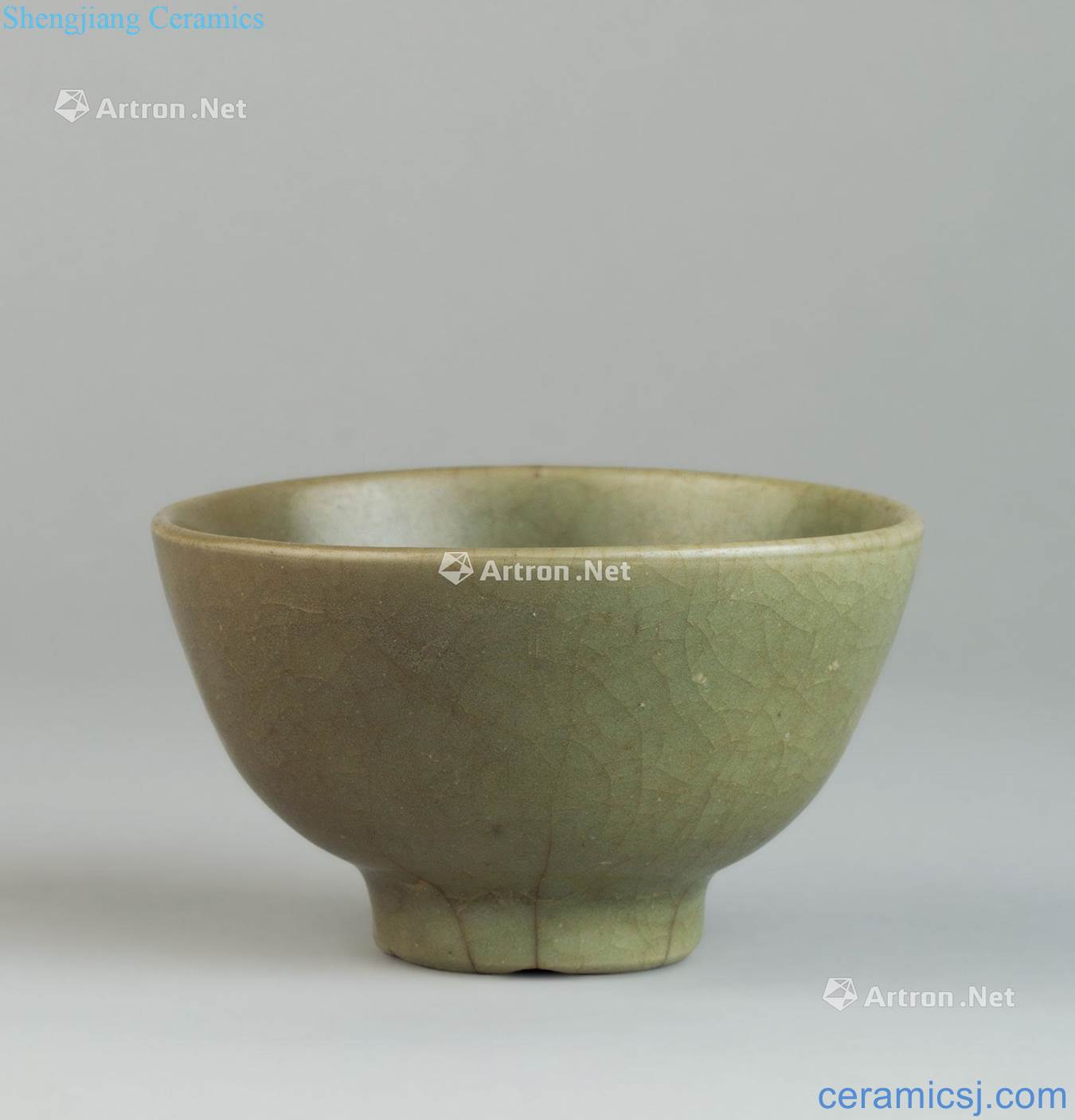 In the Ming dynasty (1368 ~ 1644) longquan celadon flowers green-splashed bowls