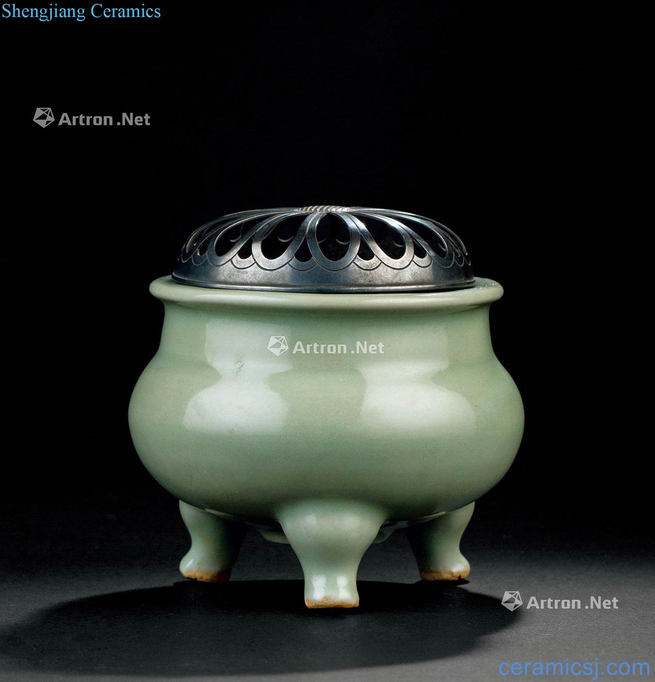 The yuan dynasty (1279 ~ 1368) longquan celadon celadon three-legged incense burner