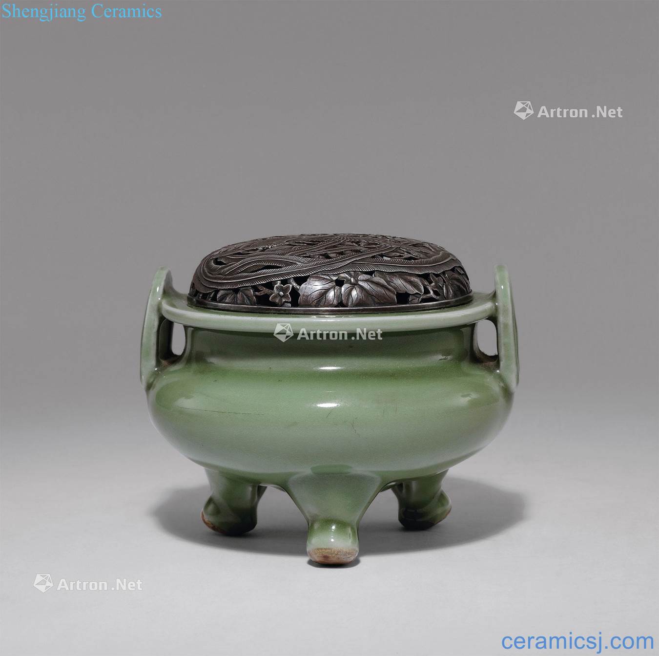 In the Ming dynasty celadon three-legged furnace