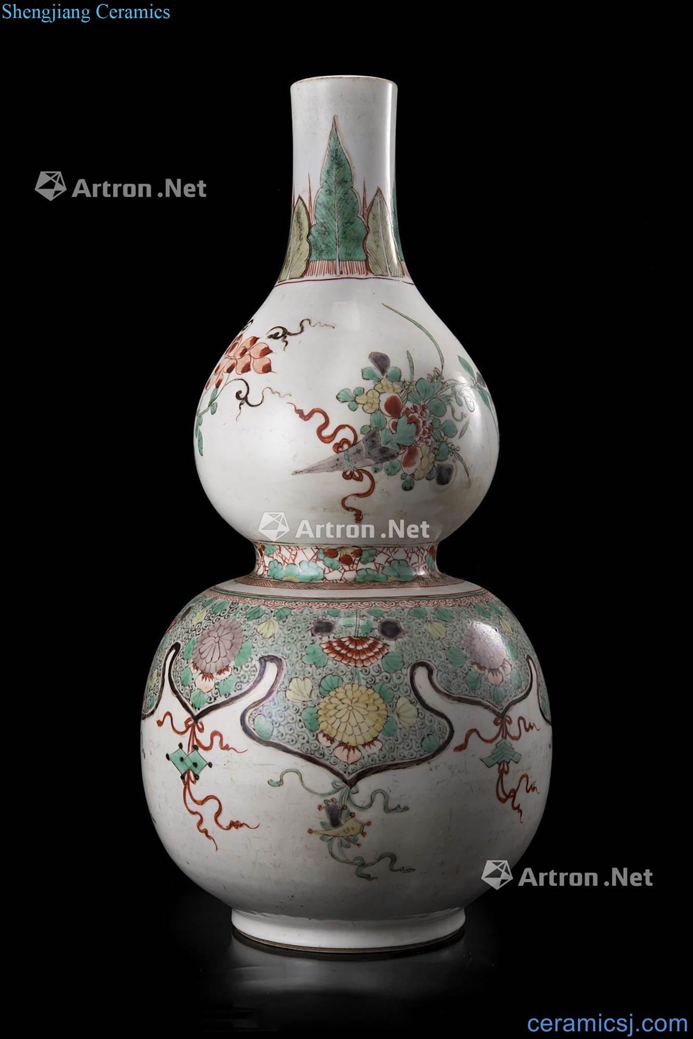 The 19 th century A Famille Verte double gourd vase decorated with flowers and geometric motifs of China