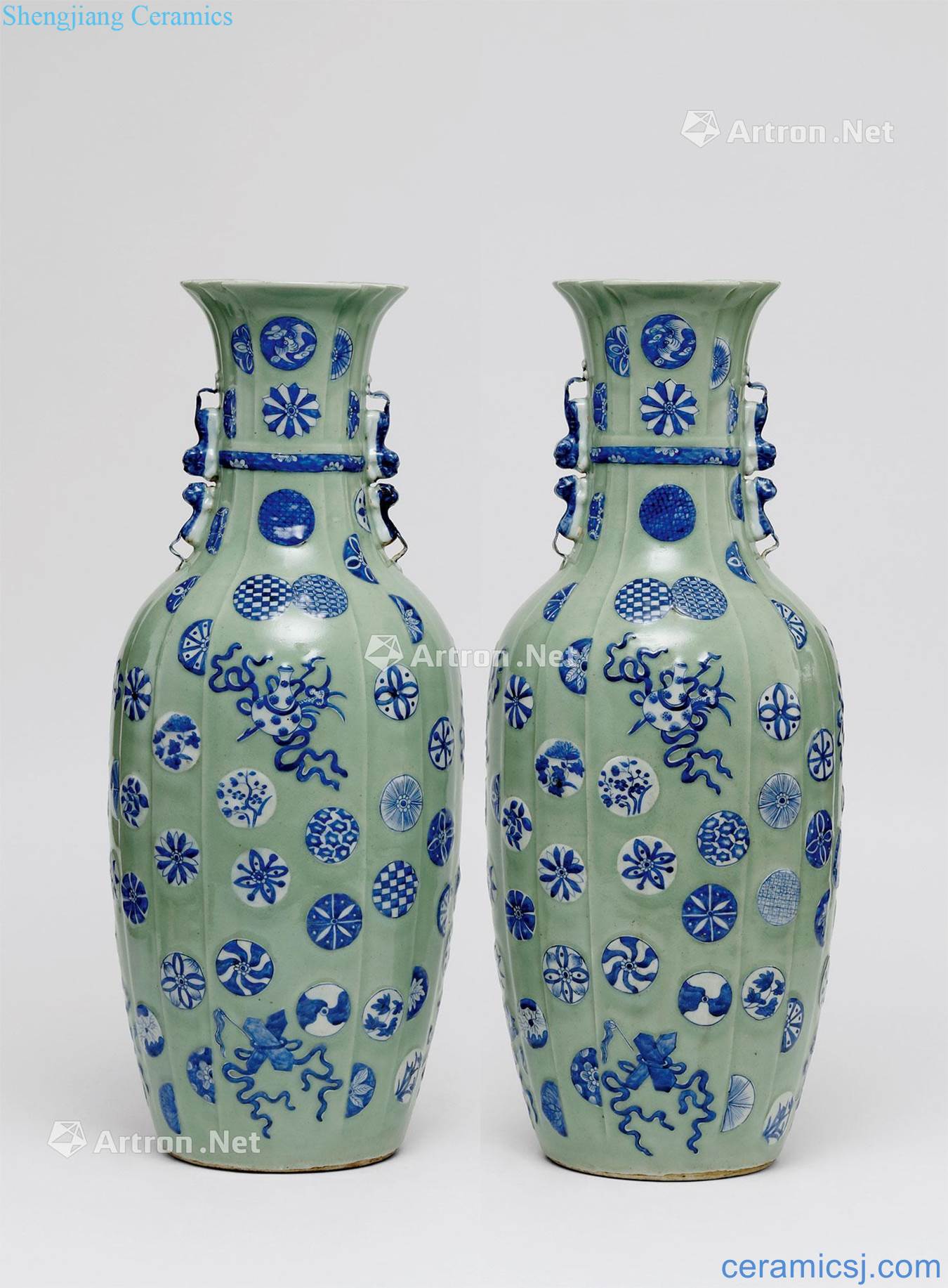 Qing dynasty in the 19th century Blue and white baggage bottle green glaze (a)