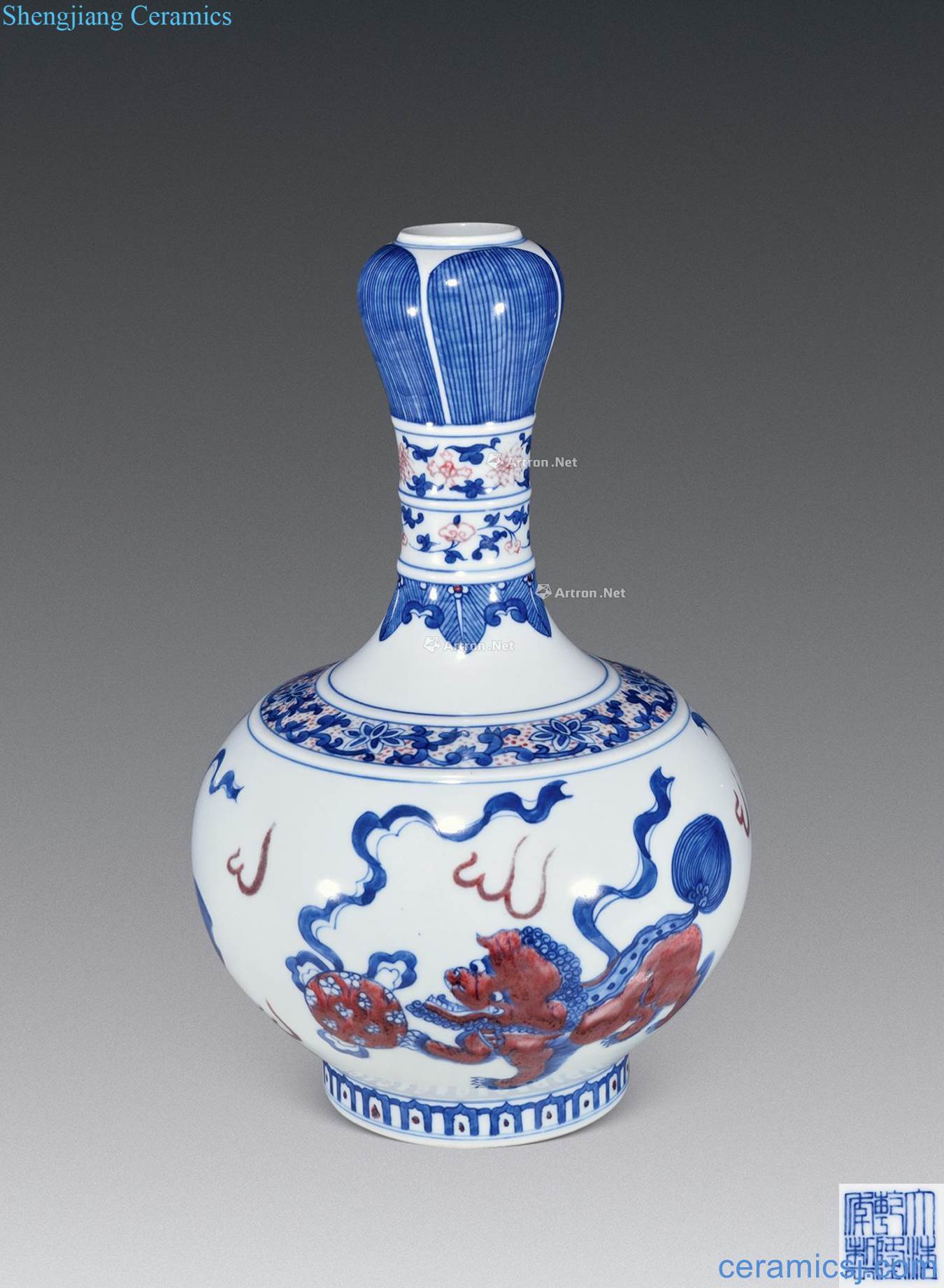 Qing qianlong Blue and white youligong red lion ball grain string garlic bottle neck
