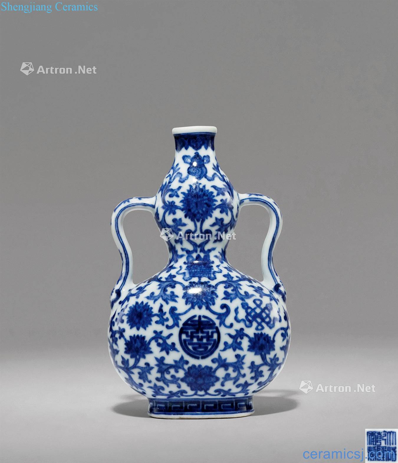 Qing qianlong Blue and white lotus flower ruyi ear gourd bottle