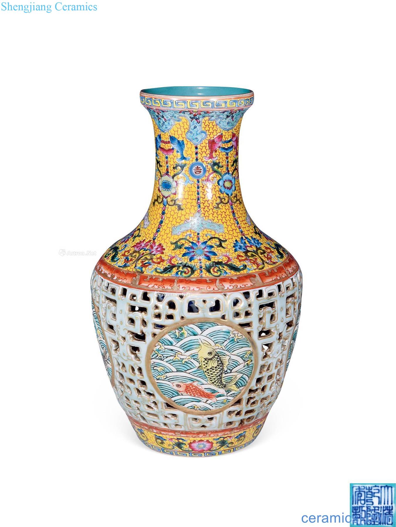 Qing qianlong pastel hollow-out medallion water-wave revolving bottles
