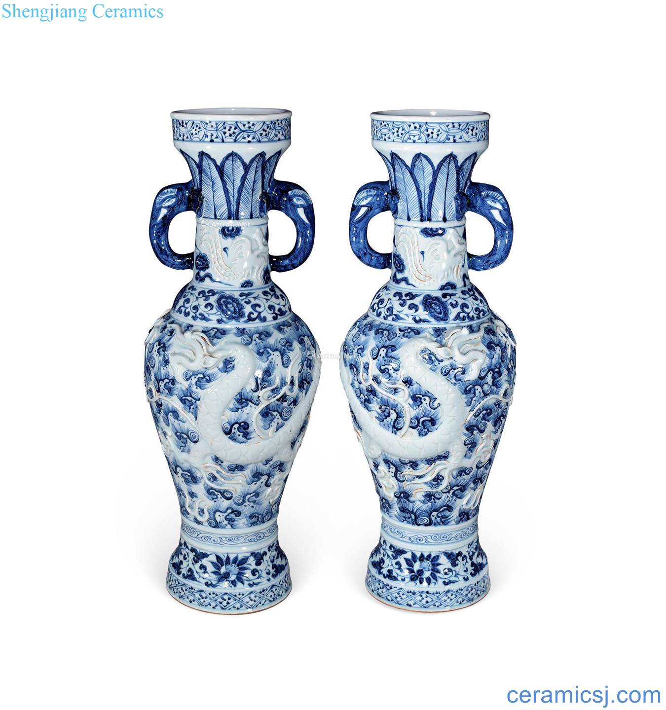 yuan Blue and white vase with a plastic coated dragon like (a)
