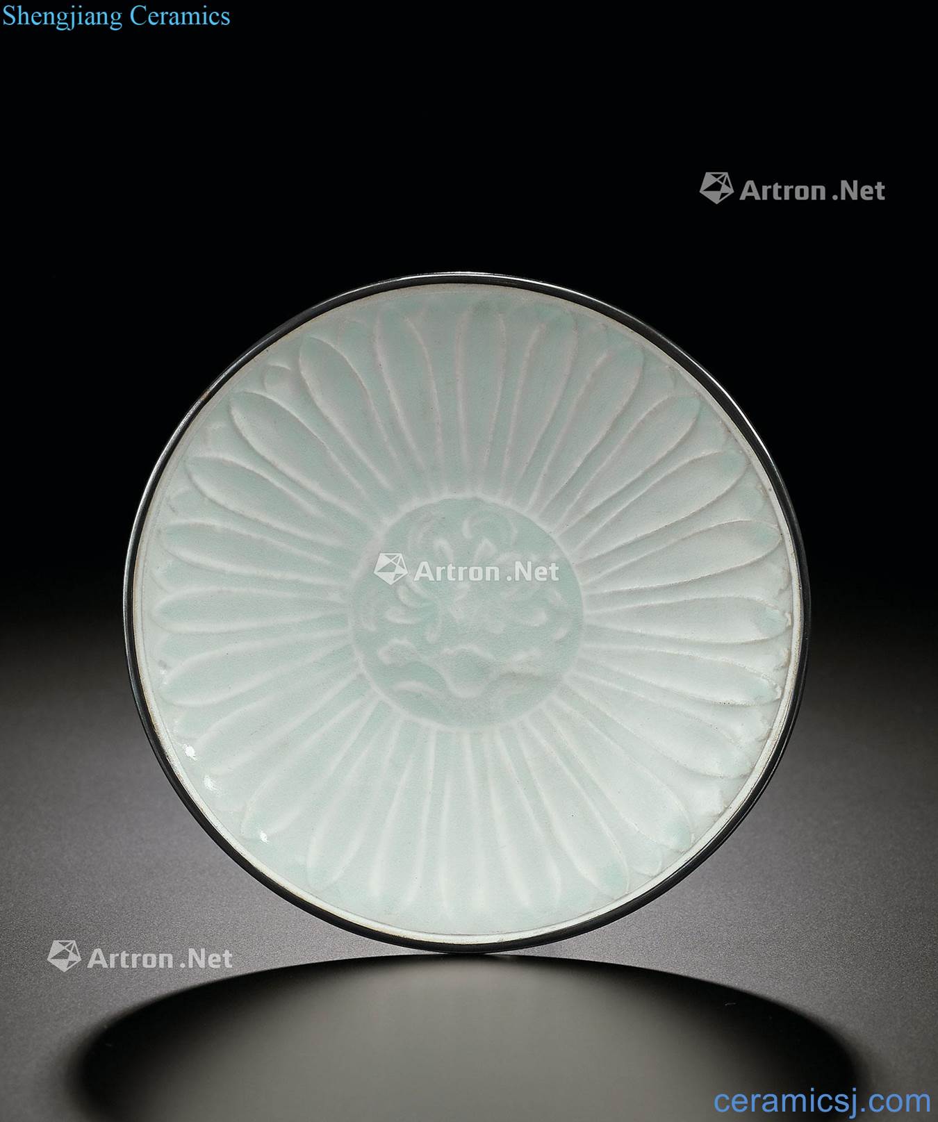 The southern song dynasty/yuan Green white porcelain chrysanthemum valve tray