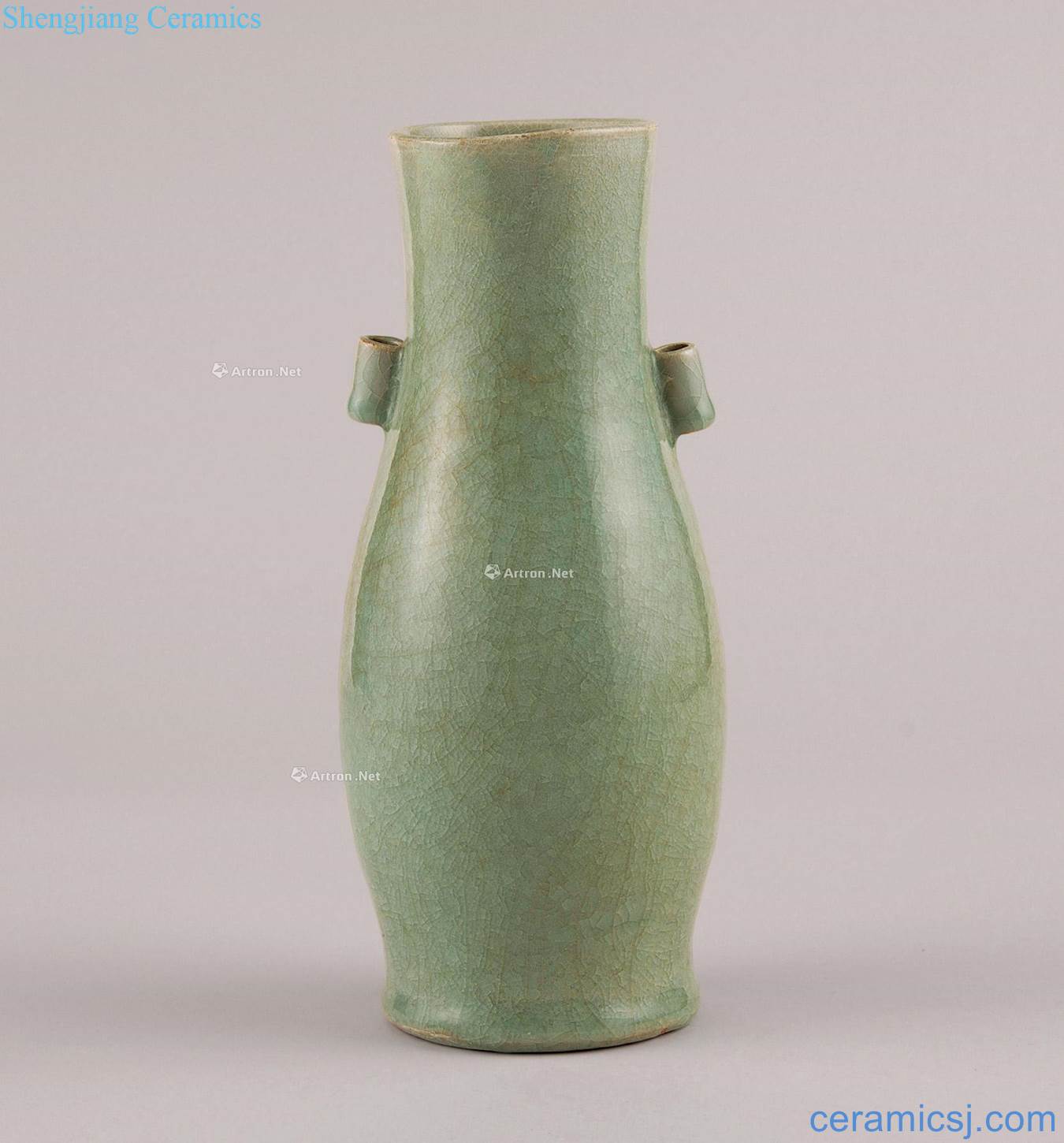The southern song dynasty longquan celadon green magnetic penetration ears