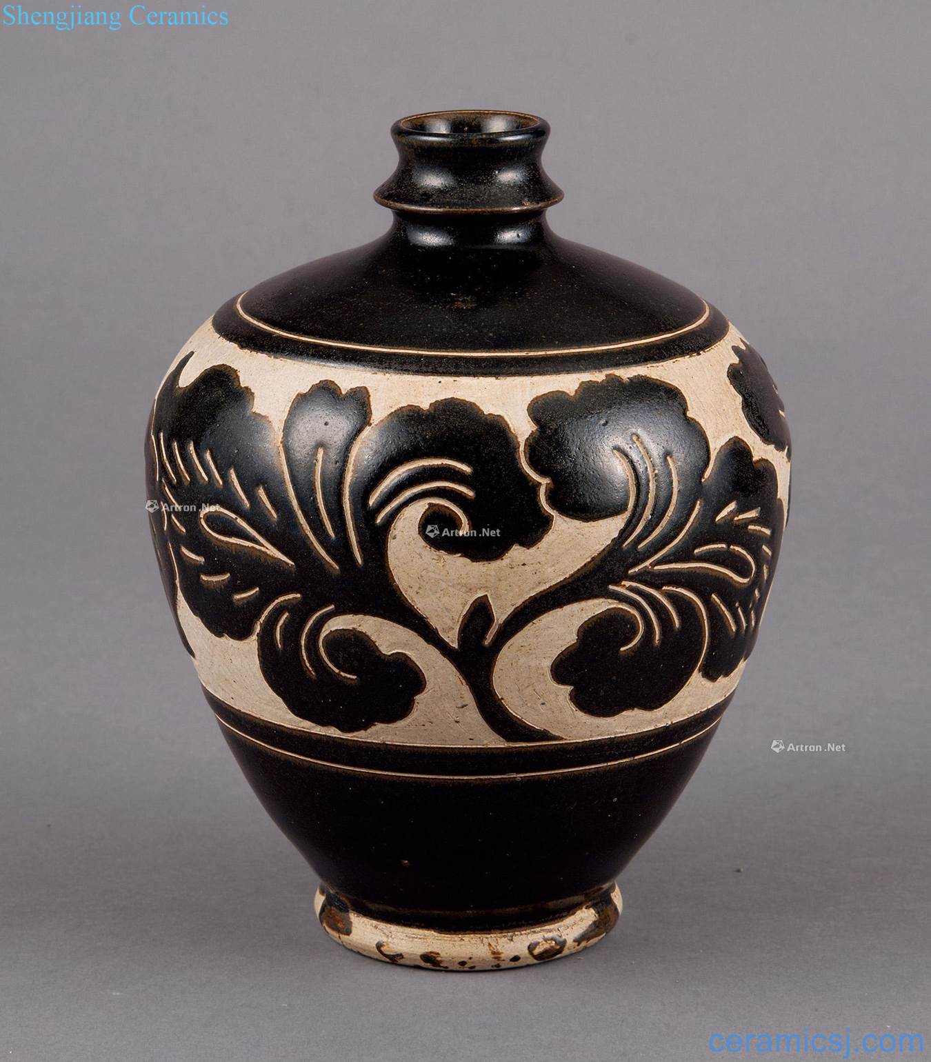 Song magnetic state kiln carved flowers and black glaze bottle