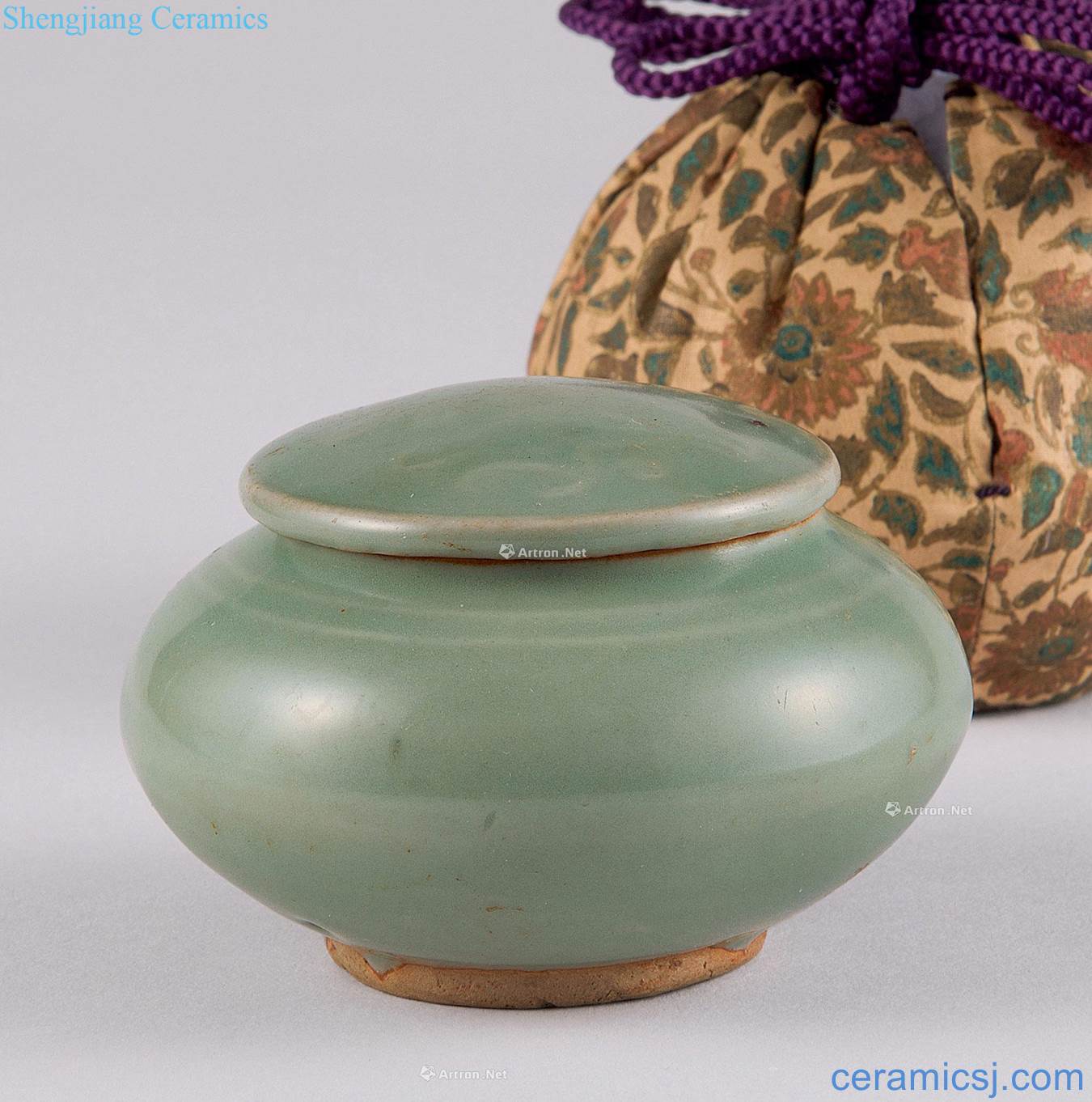 Song and yuan Longquan celadon green magnetic cover tank