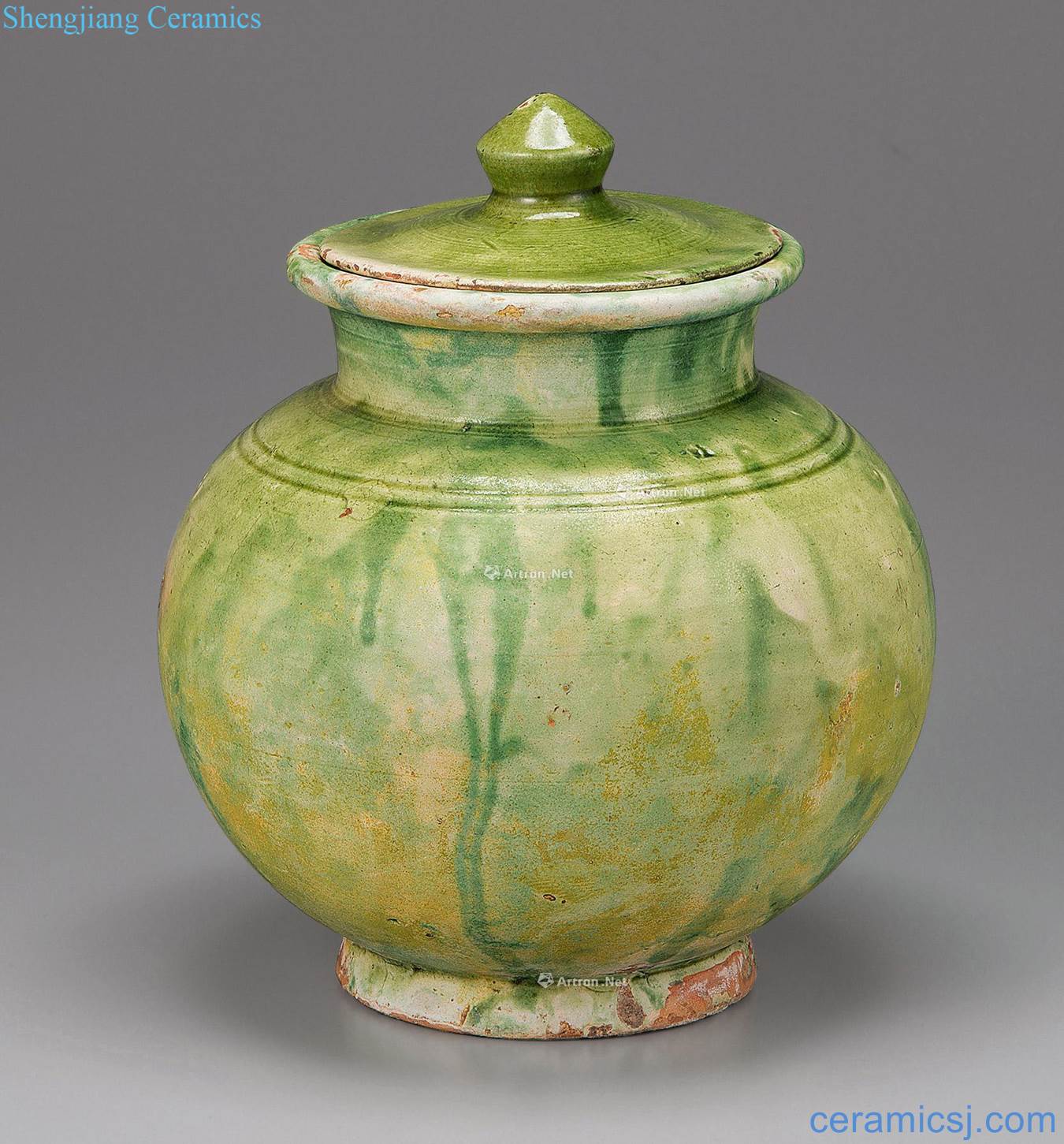 The tang dynasty Xing kiln green glaze cover tank