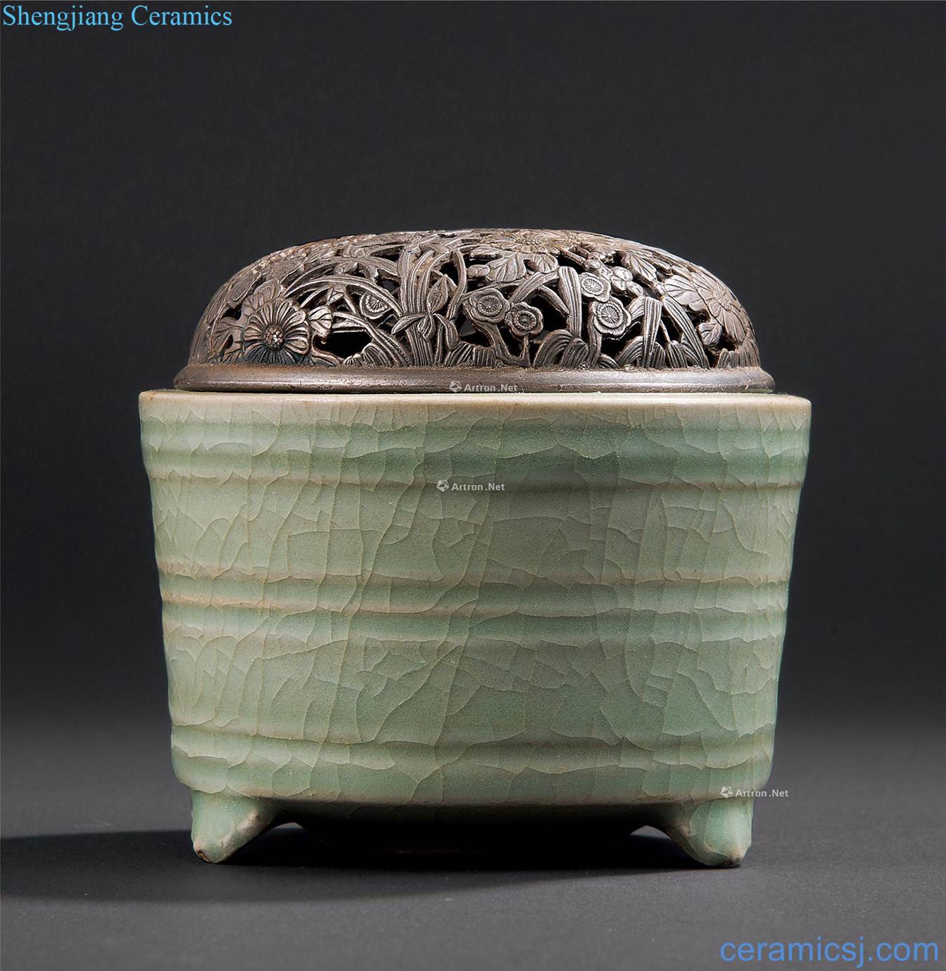 The song dynasty Longquan celadon string furnace with three legs
