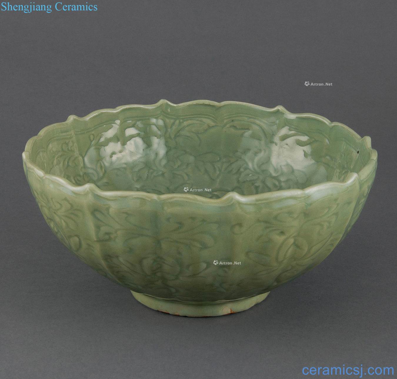 Ming Longquan celadon green magnetic carved flower mouth bowl