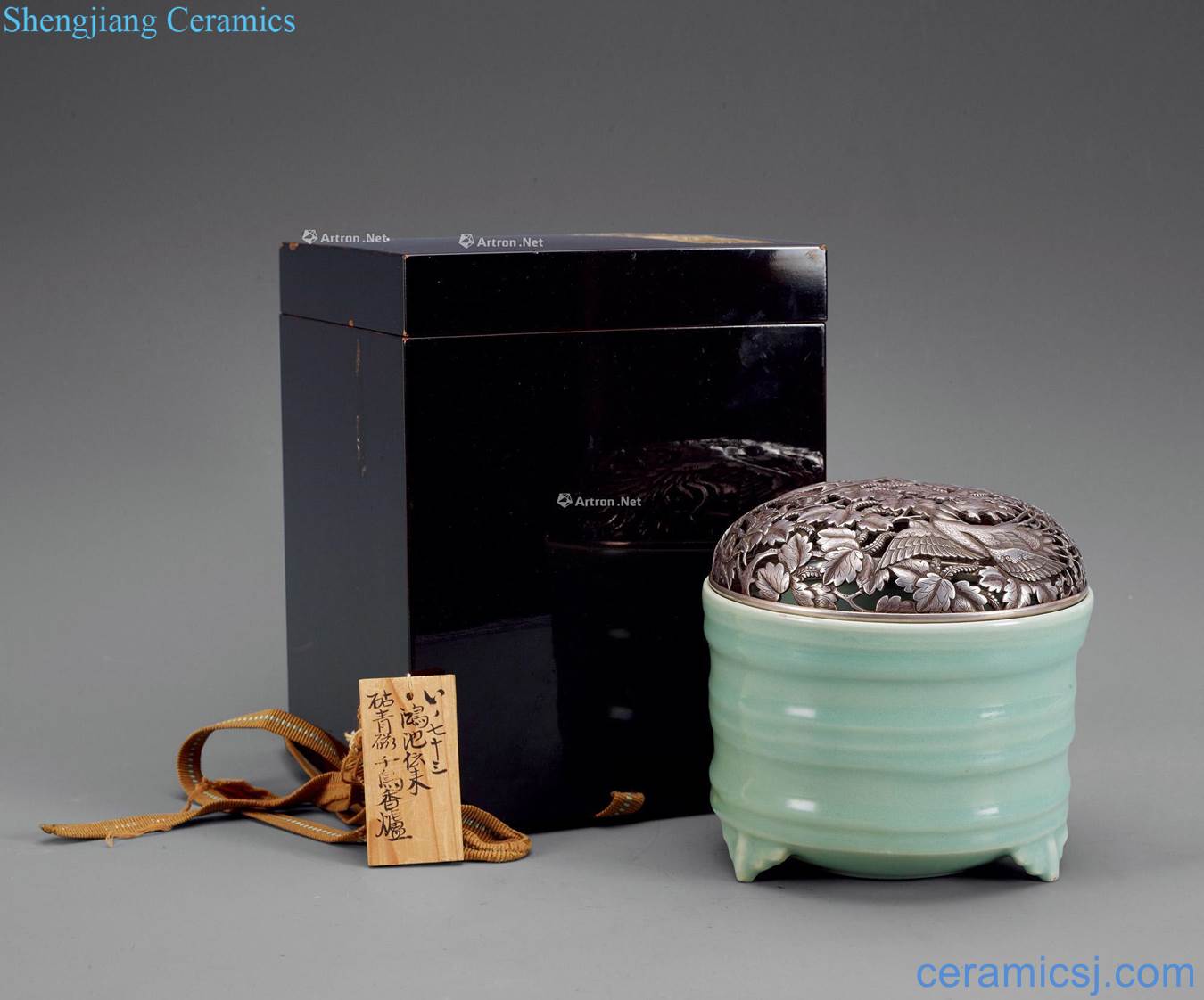 The southern song dynasty Longquan powder blue glaze bowstring grain furnace