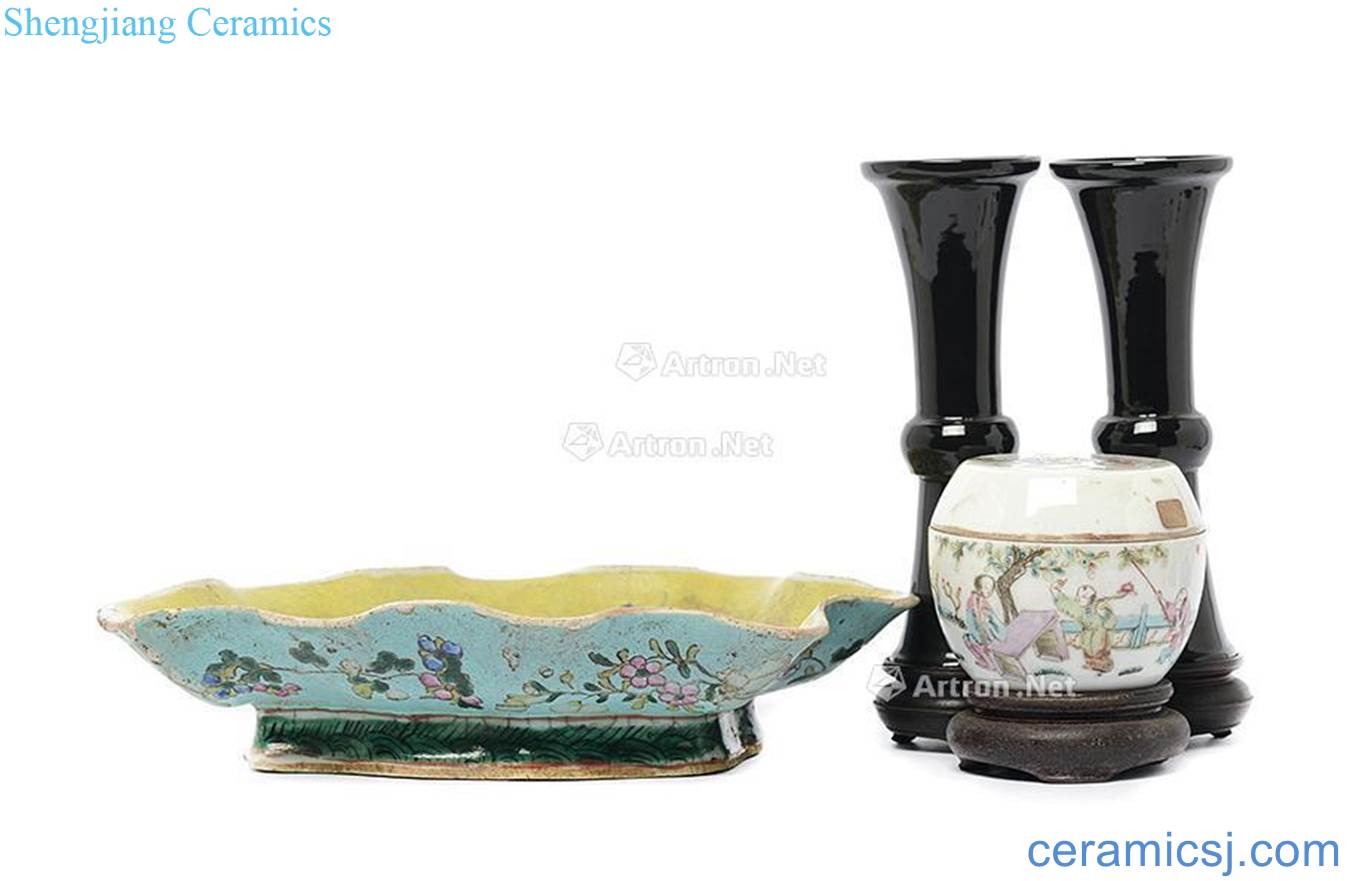 Two things clear or later famille rose Even the black glaze vase with a pair of (four)