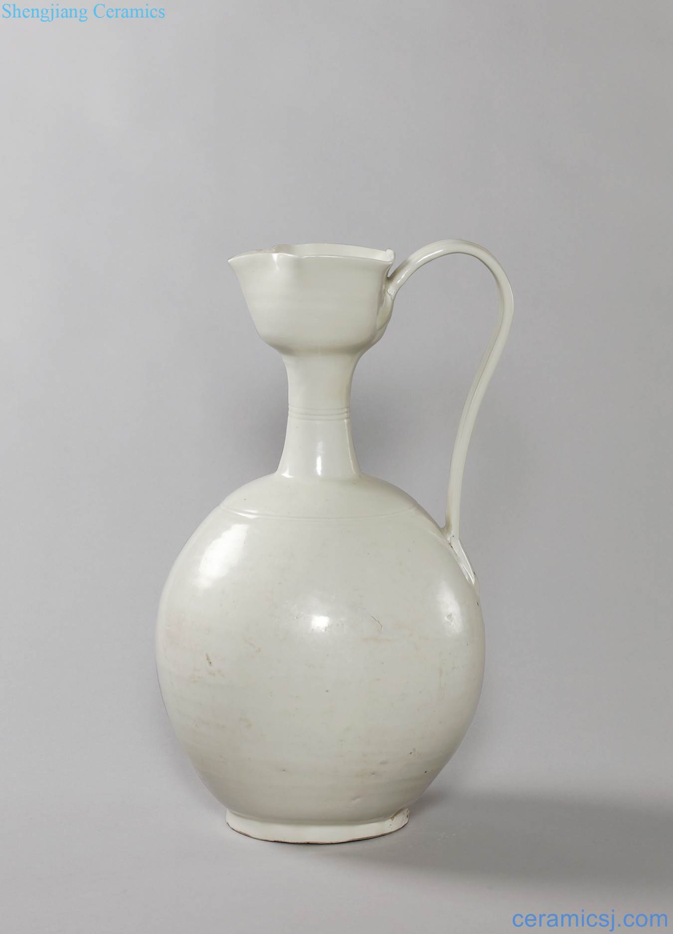 The five dynasties ding kiln "officer" flower mouth ewer