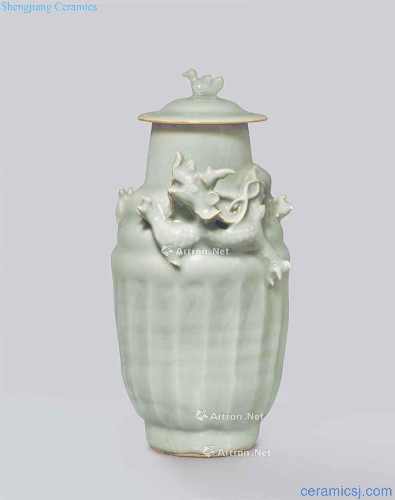 The southern song dynasty Longquan green glaze heap of plastic bottle with cover dragon