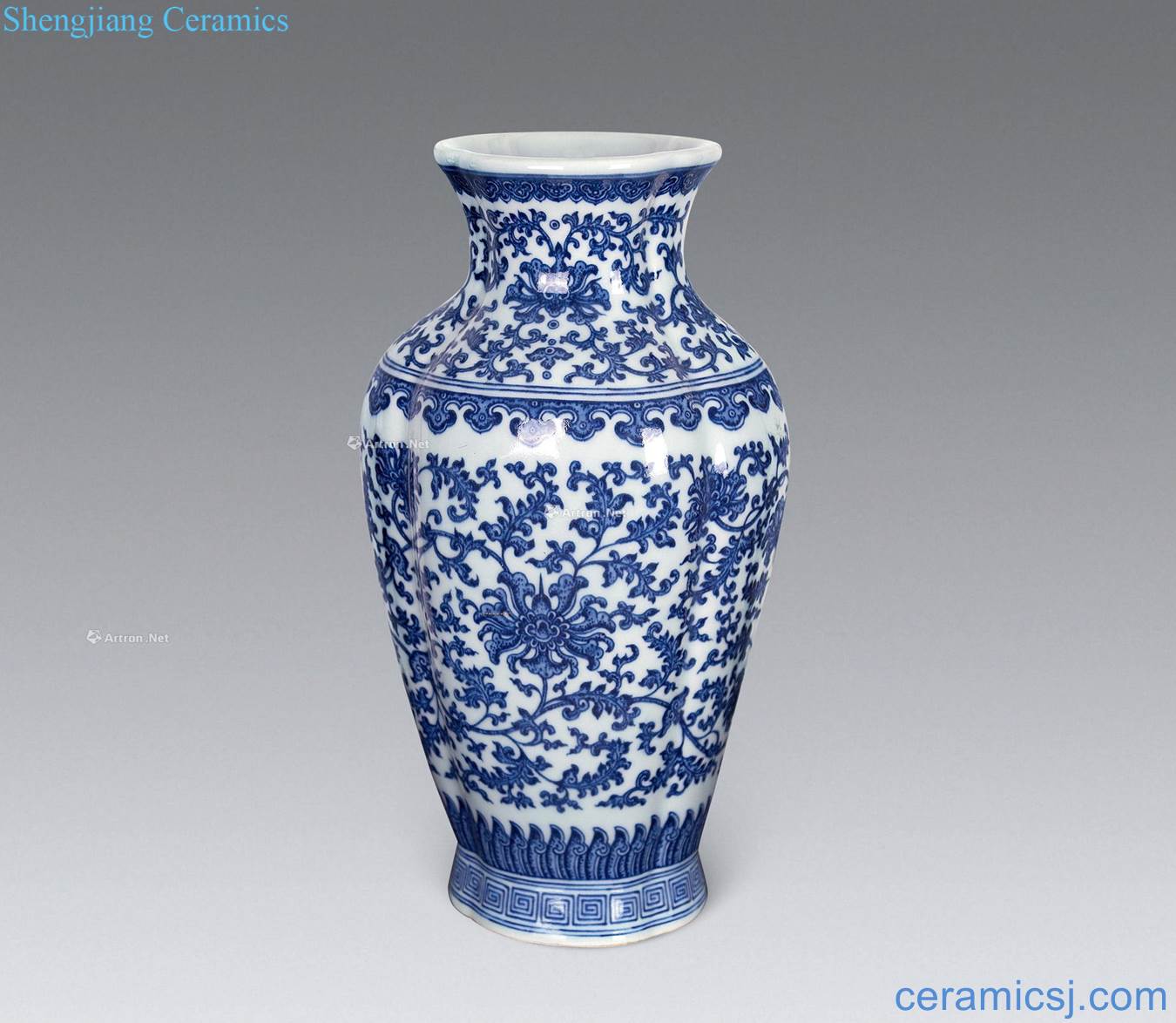 In the early qing Blue and white flower bottle wrapped branches