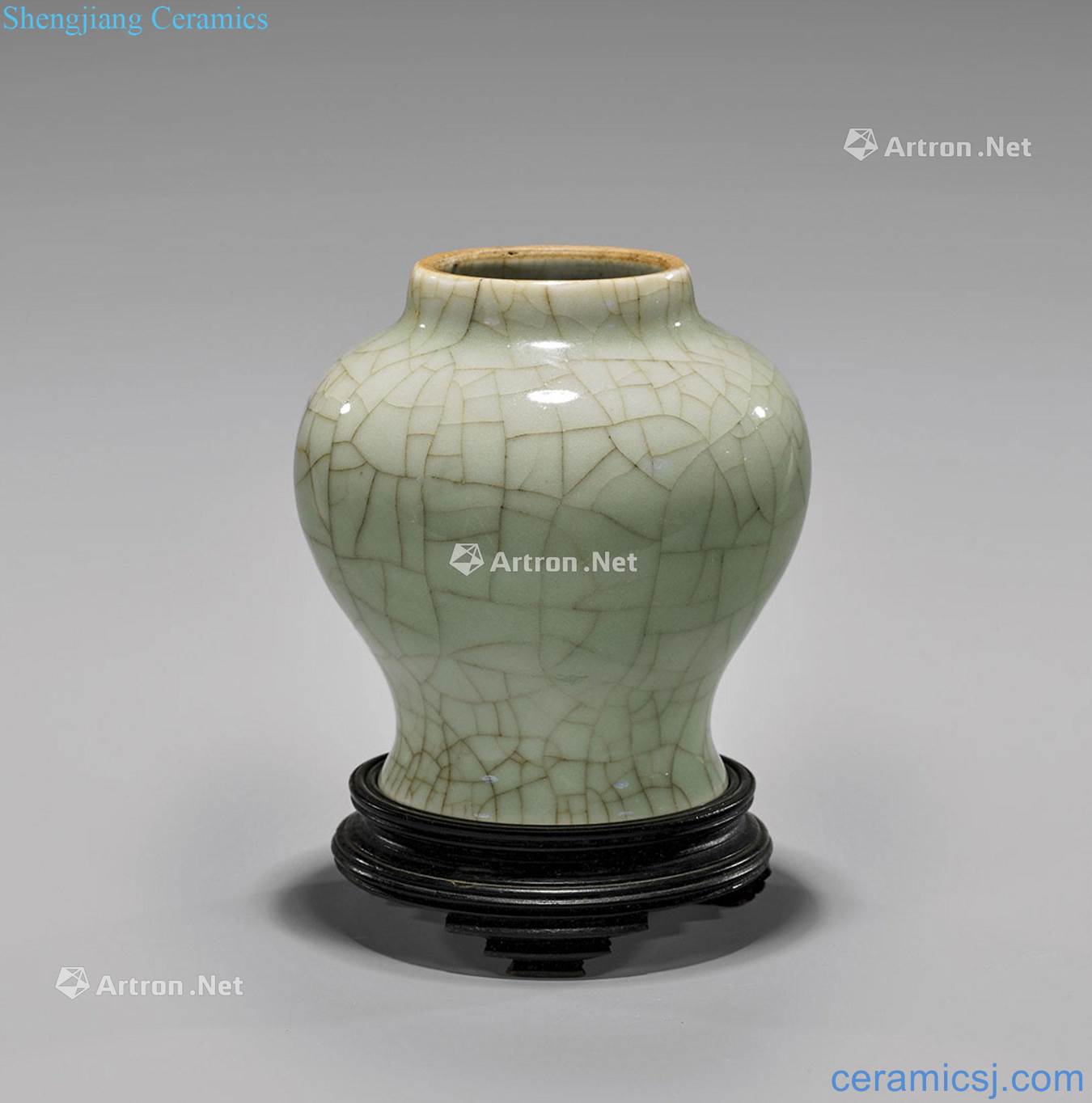 The song and yuan dynasty Green glaze crack wood vases