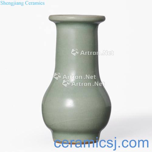 The southern song dynasty Longquan celadon powder blue glaze dish buccal bottle