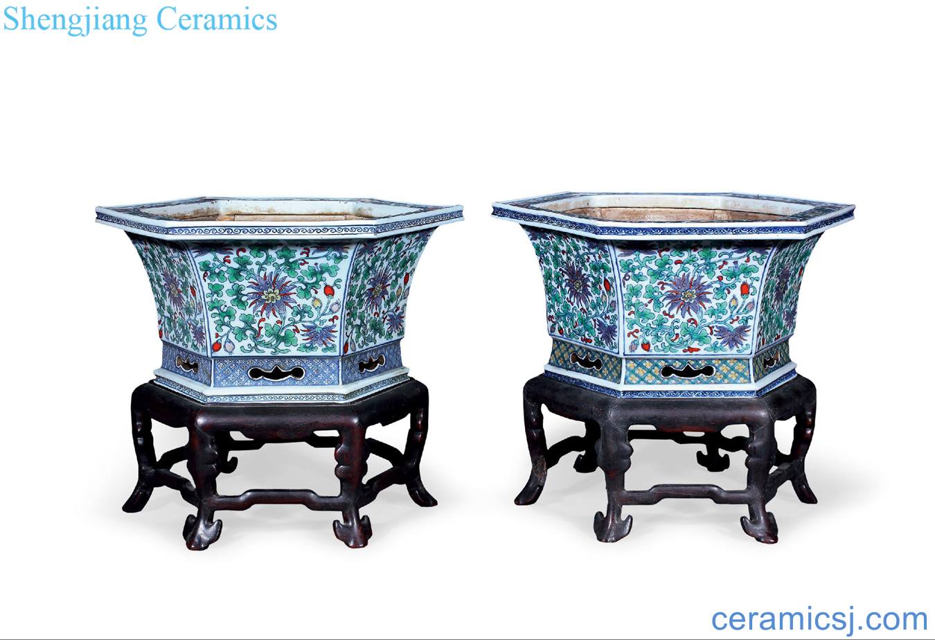 Qing qianlong bucket color flower pot (a)