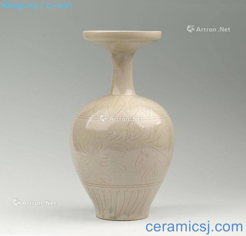 The song dynasty porcelain carved dish buccal bottle