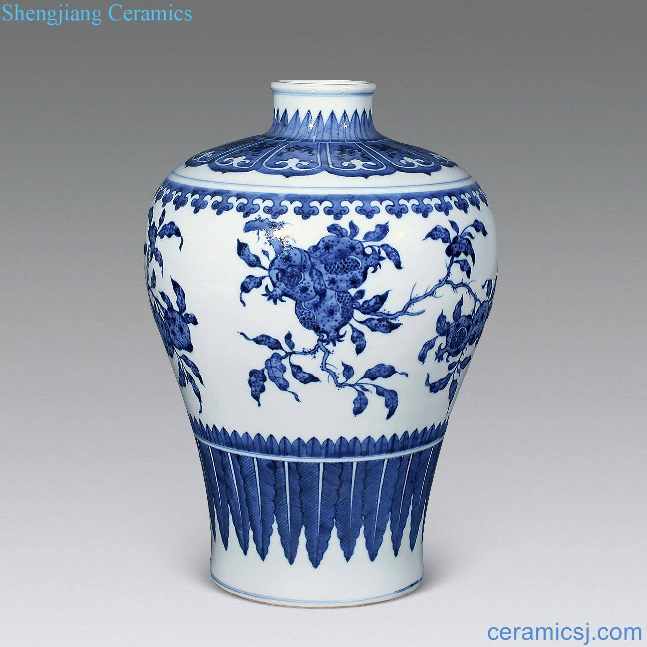 Qing guangxu Blue and white ruffled branch flowers and plum bottle