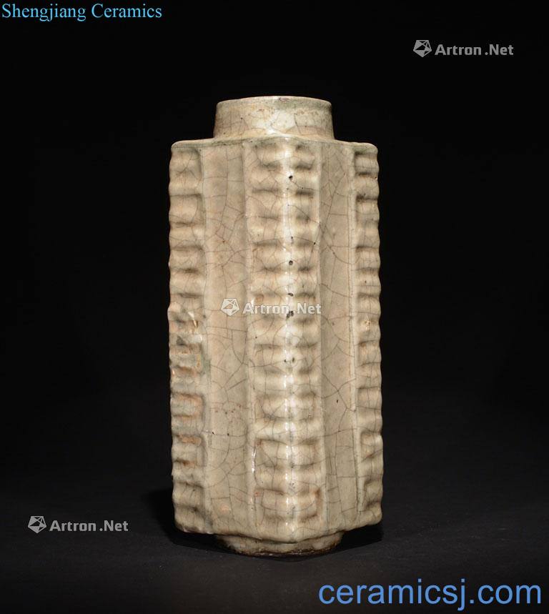 Song Dynasty GUAN - A GLAZED SQUARE VASE
