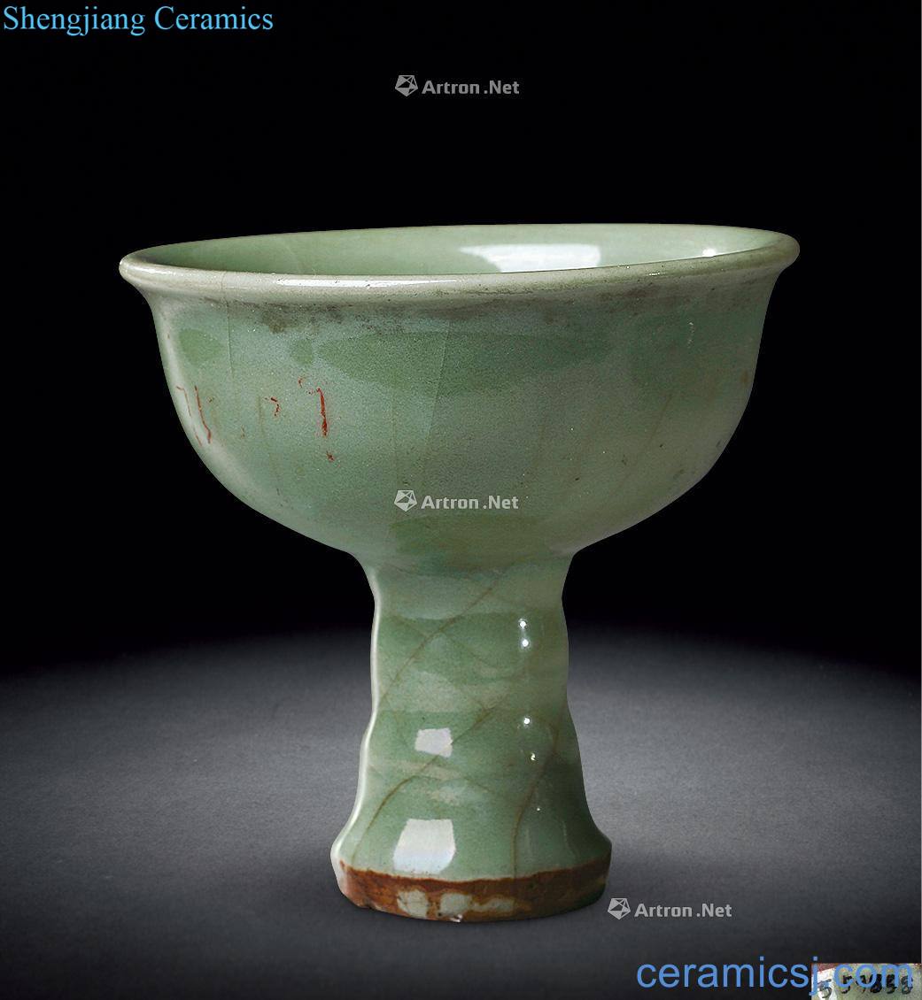 At the end of the yuan Ming Longquan celadon footed cup