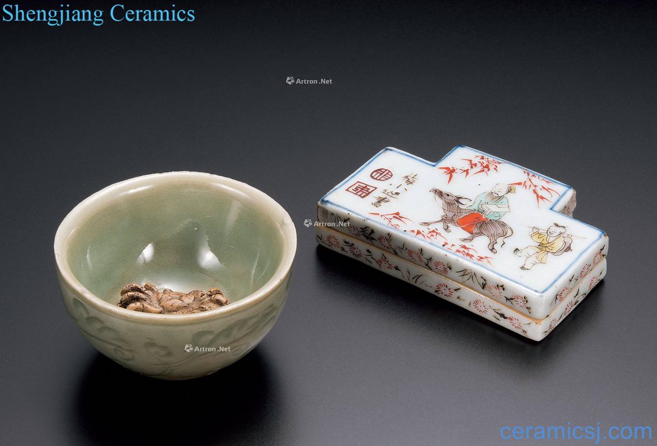Ming qing dynasty Longquan celadon hand-cut dew tire crab grain cup Colorful character wen incense boxes