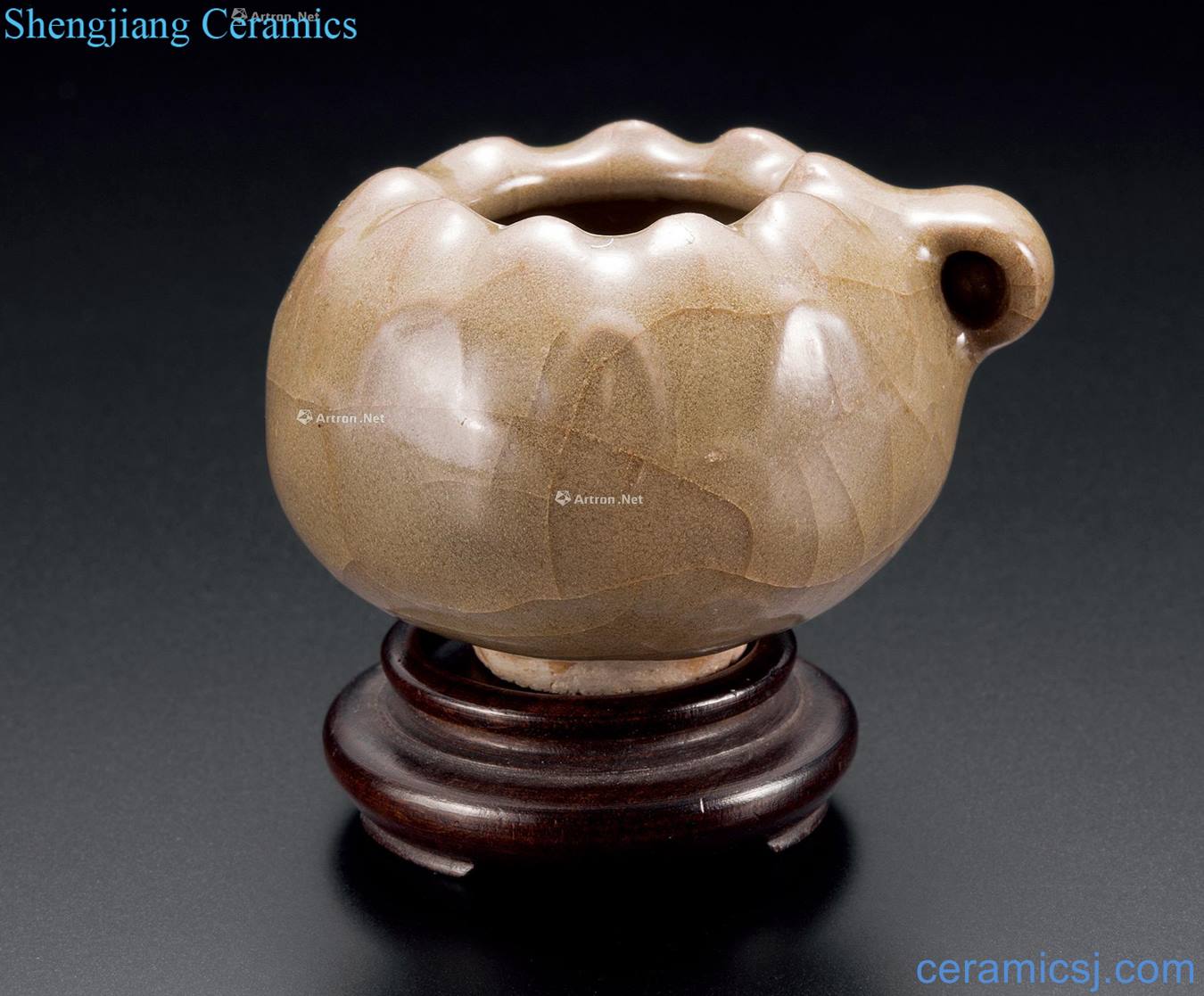 The southern song dynasty Longquan celadon lotus grain bird food cans