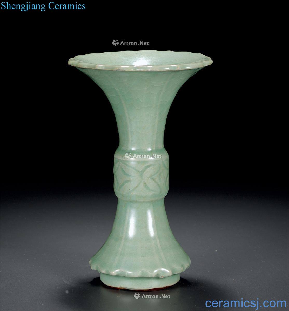 Ming Longquan grain flower vase with flowers