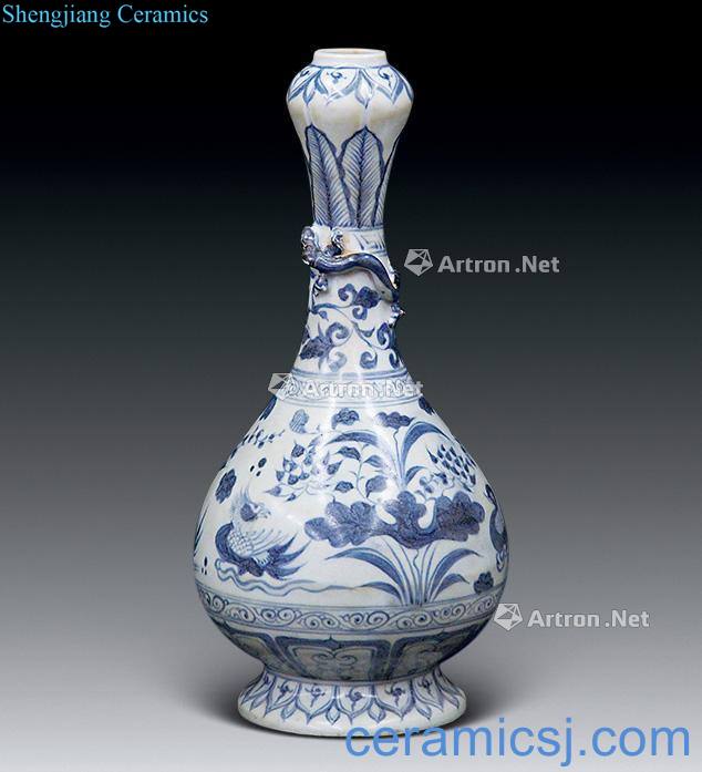 The yuan dynasty blue and white pond boring climb dragon bottle